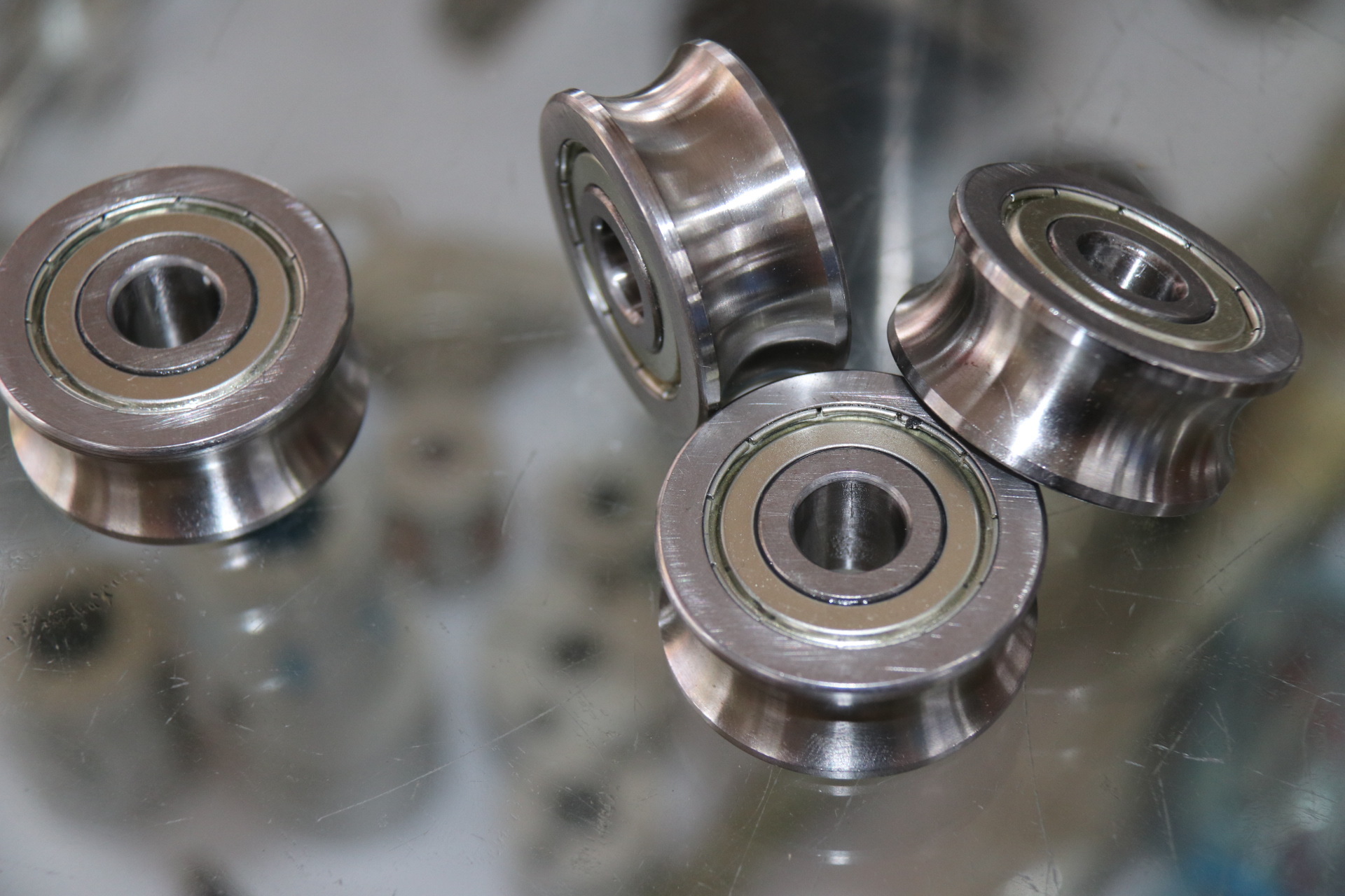 轴承支撑机械旋转体,降低其摩擦系数,并保证其回转精度