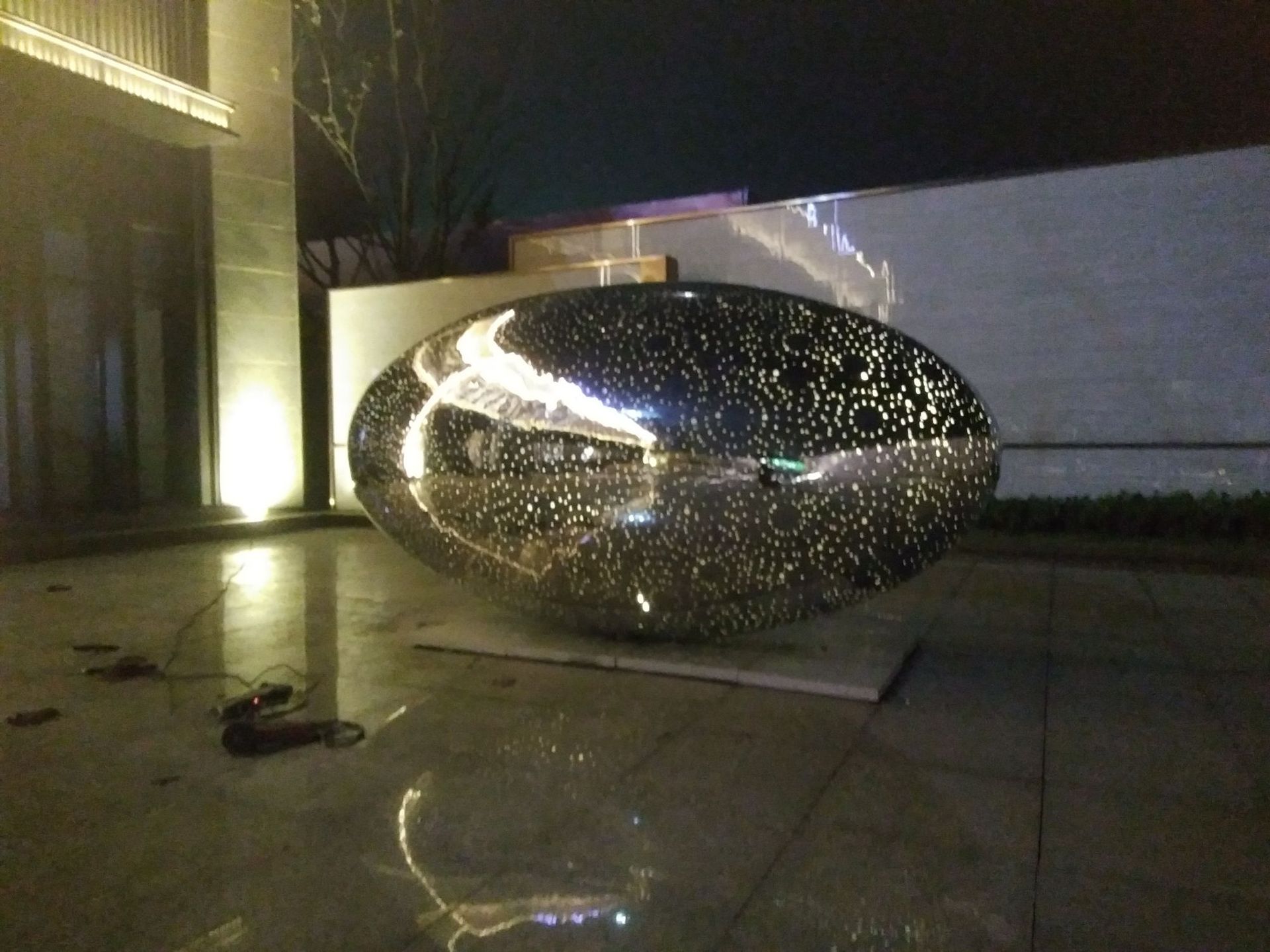 园林不锈钢雕塑镂空灯光椭圆形球雕塑商场美陈地产楼盘摆件可定制