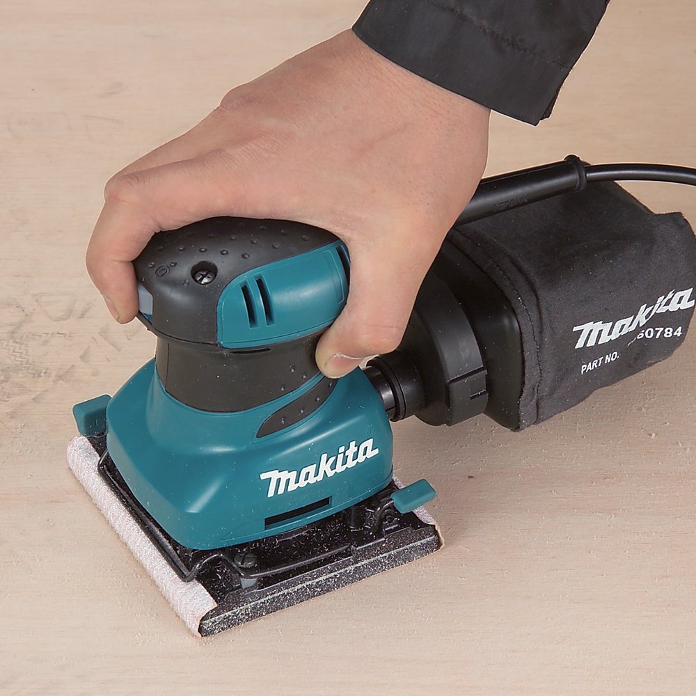 makita/牧田 型号 b04556 额定输入功率 200(kw)  类型 平板砂光机