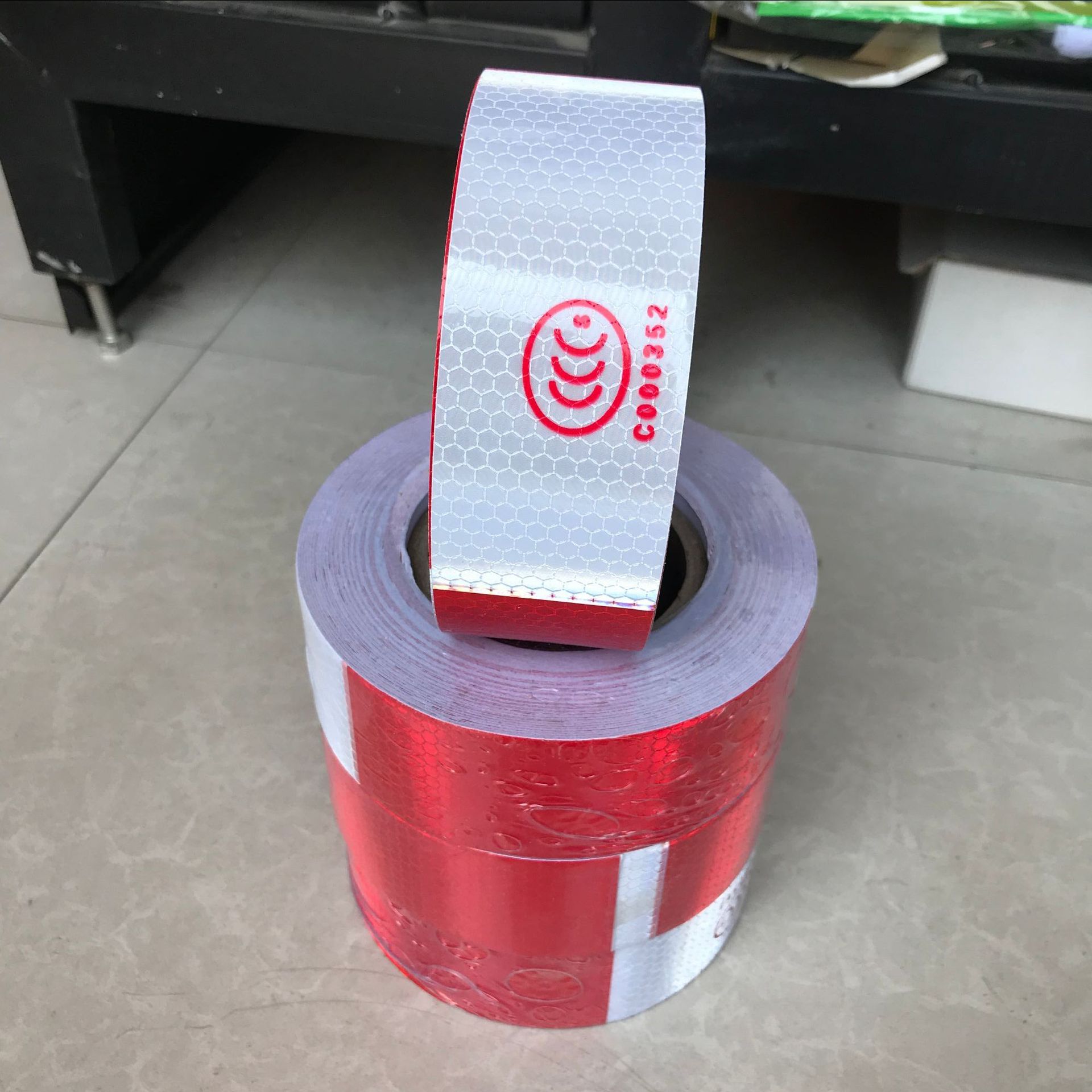 商品描述型号车贴规格3c车贴订货号071系列反光贴颜色红白色耐候性40