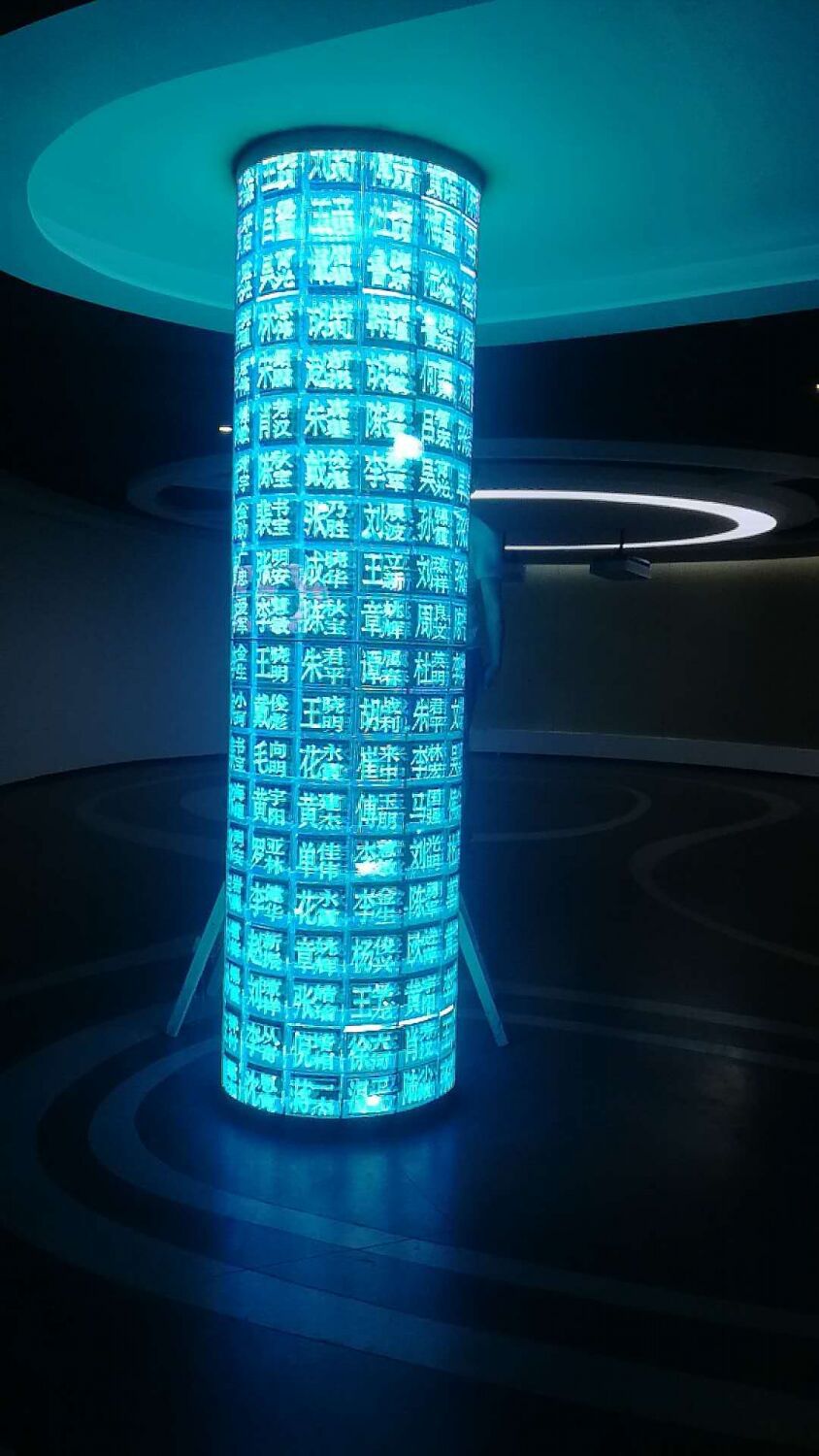 6/p1.9*p2.5圆柱屏 鸿蓝亮光电led显示屏中高端专业制造商