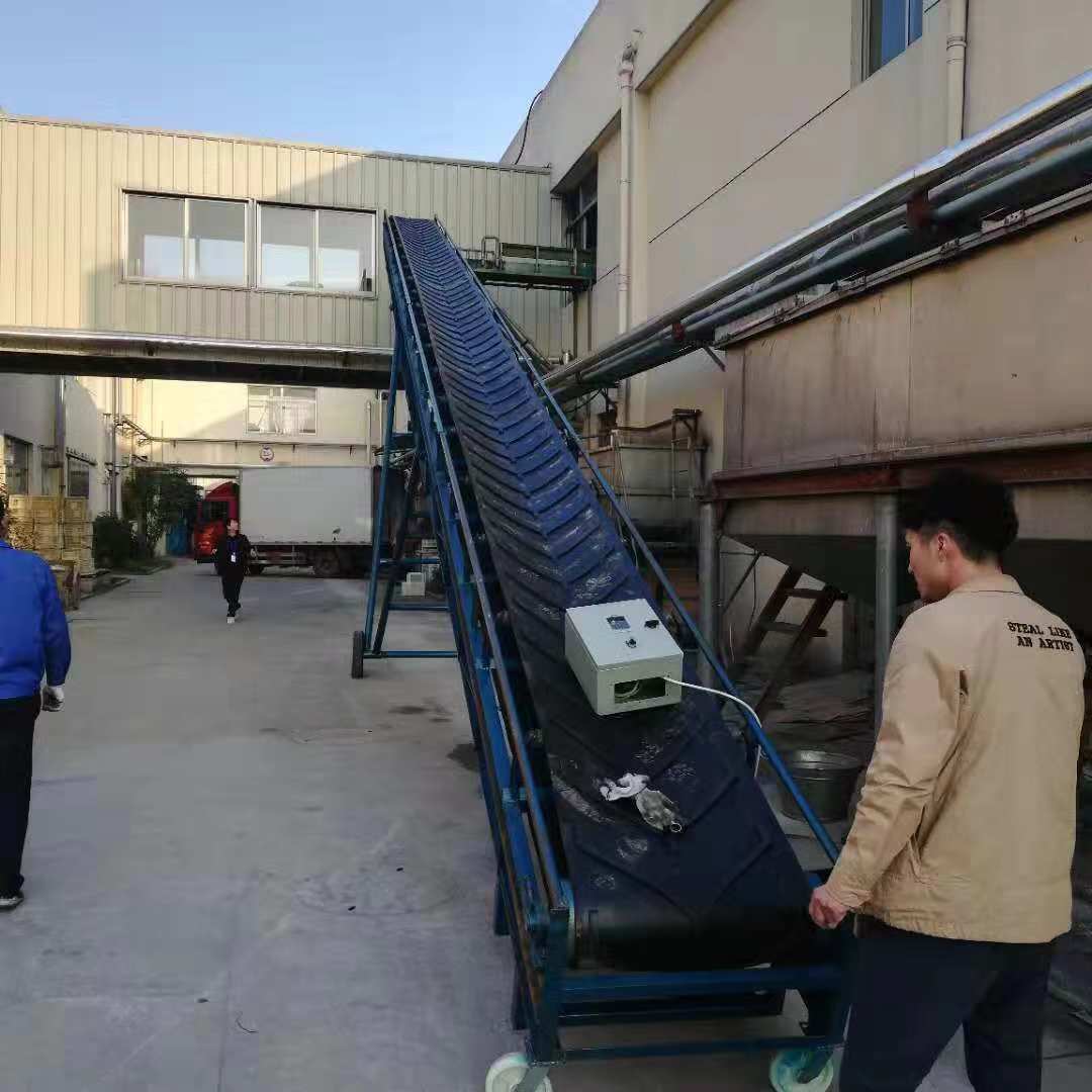 袋装滑石粉装车传送机加工定做倾斜式皮带运输机托辊传送带-阿里巴巴