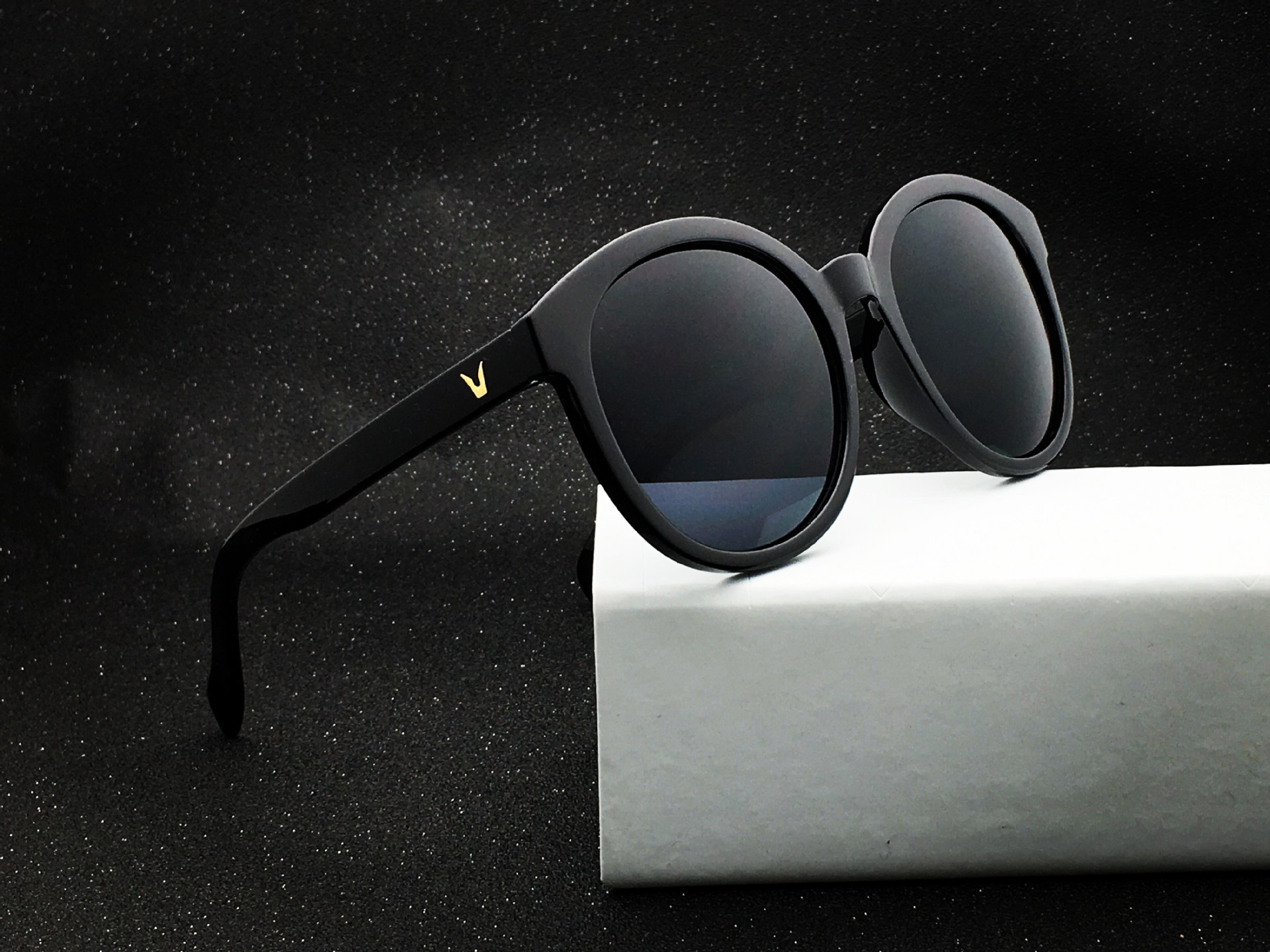 2018韩国个性v字墨镜大框黑色眼镜女潮明星款圆脸复古太阳镜时尚