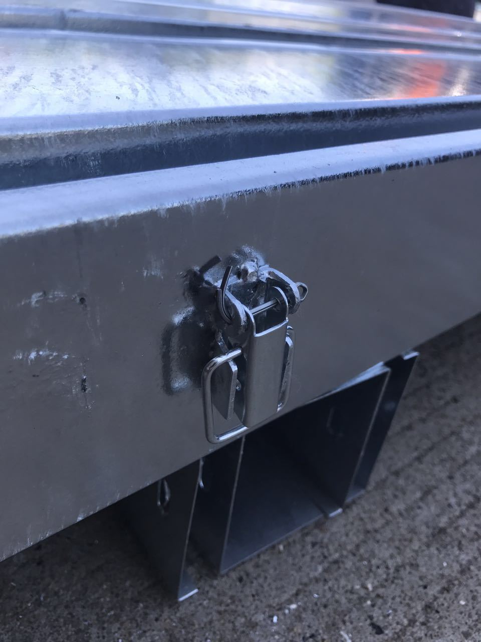 中号,大号此款扣锁为桥架老式也是最坚固的一种锁扣,钩子焊接于盖板