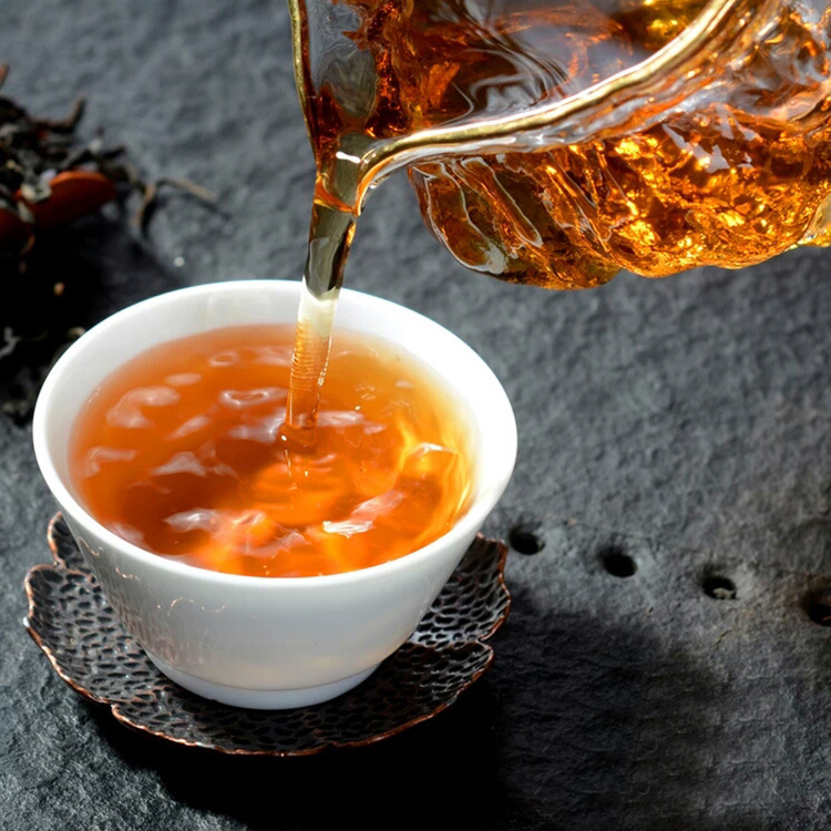 茶汤入喉体感温热,口腔回甘绵长,余香久久不散.