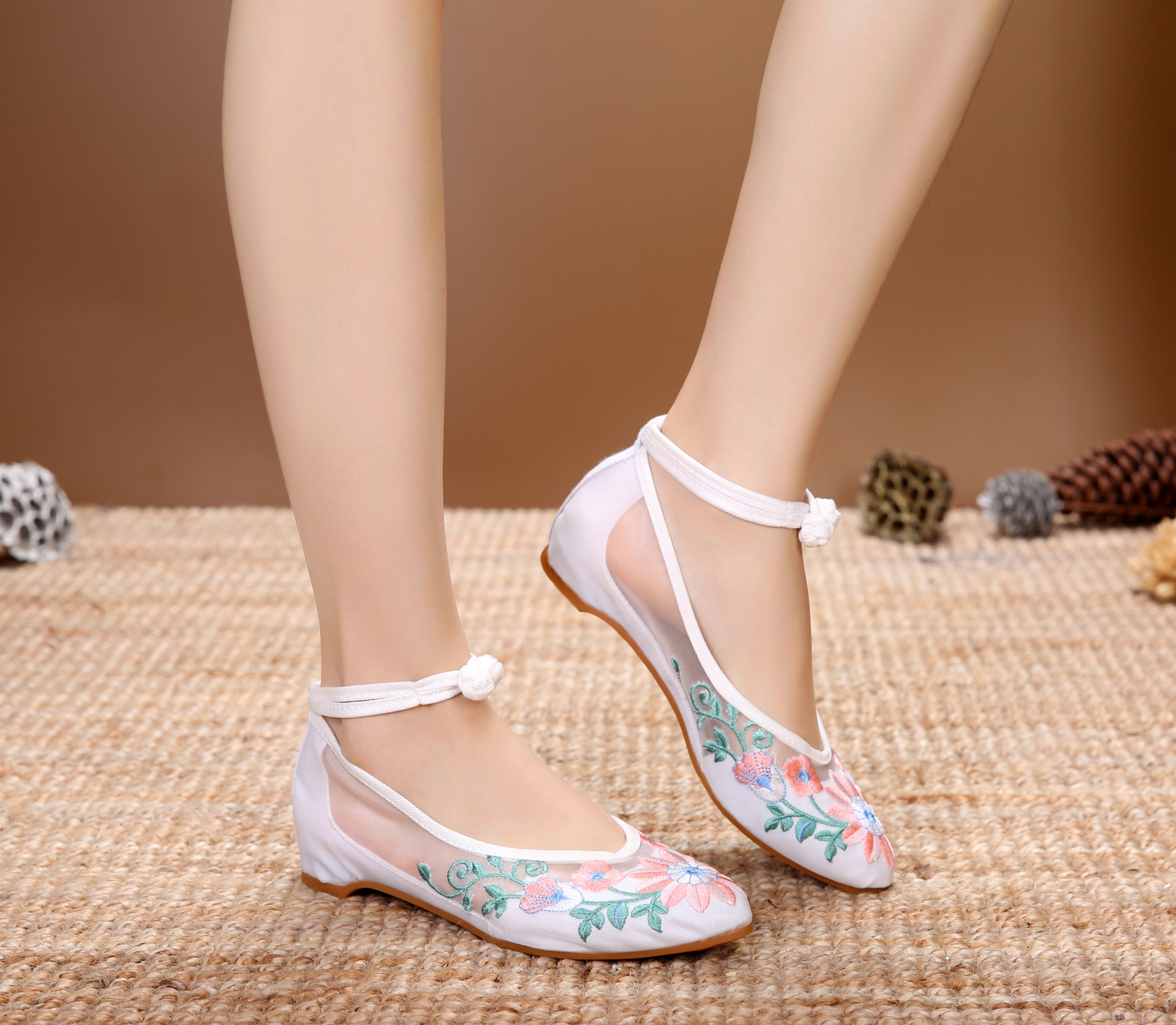 婵娟2020年春季新款尖头坡跟绣花鞋女汉服鞋刺绣凉鞋