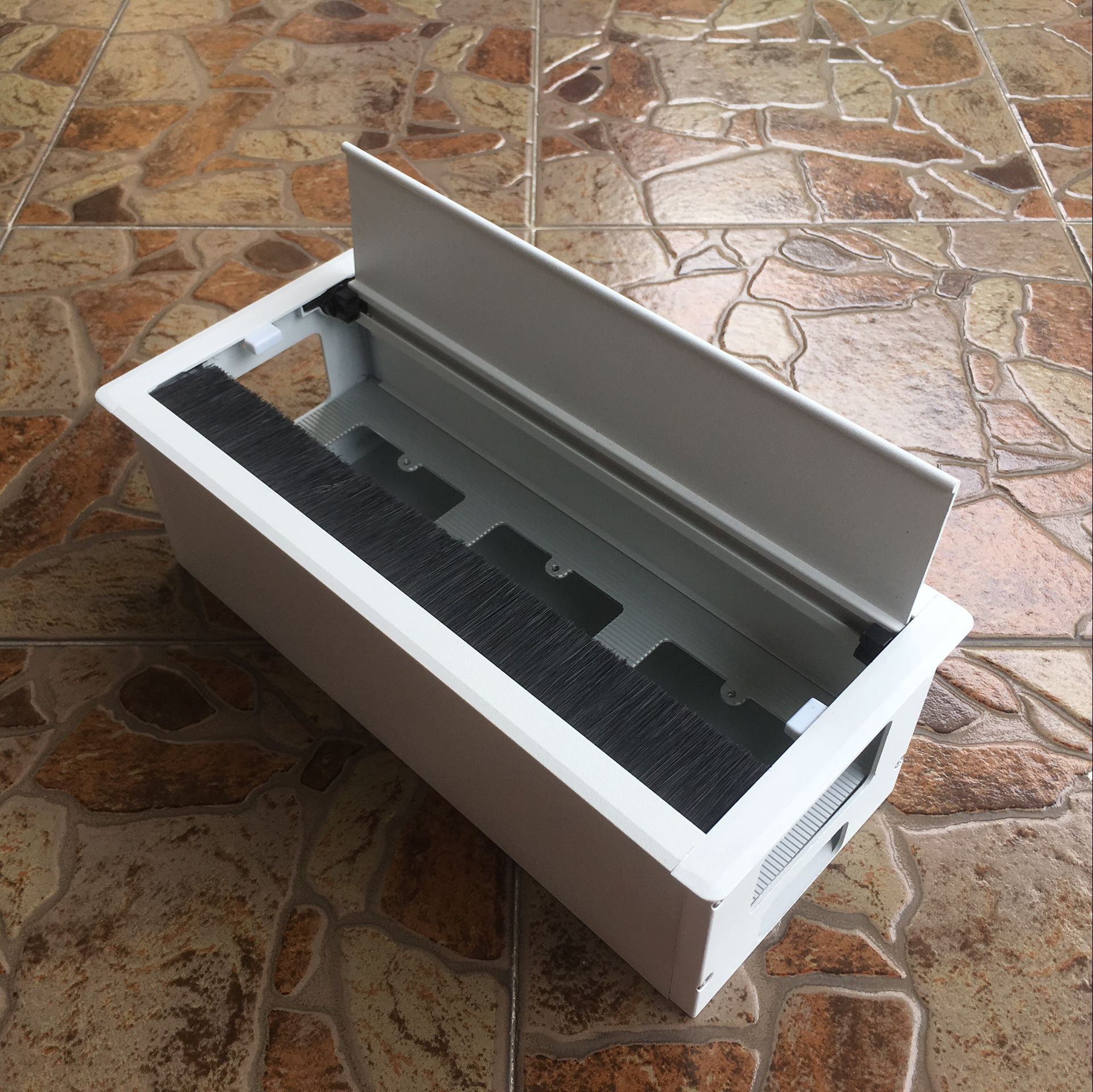 供应 带线槽缓冲线盒 穿线盒 铝合金线盒 办公桌线盒 厂家