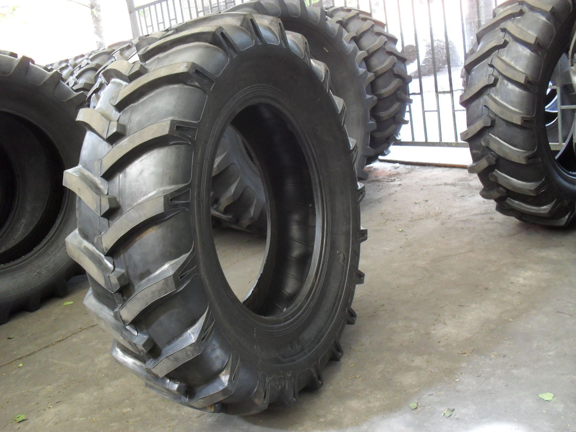 厂家直销前进轮胎16.9-28 拖拉机轮胎人字花纹