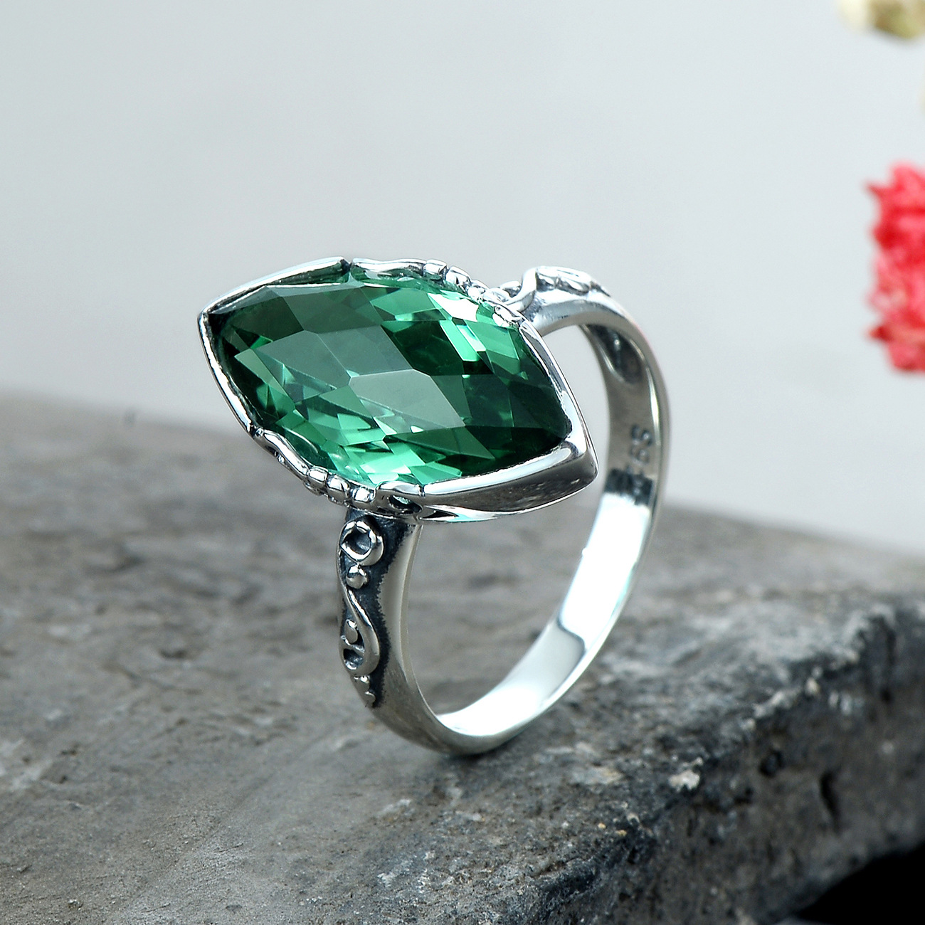 复古创意雕花橄榄形绿水晶戒指女时尚s925银镶嵌饰品指环厂家批发