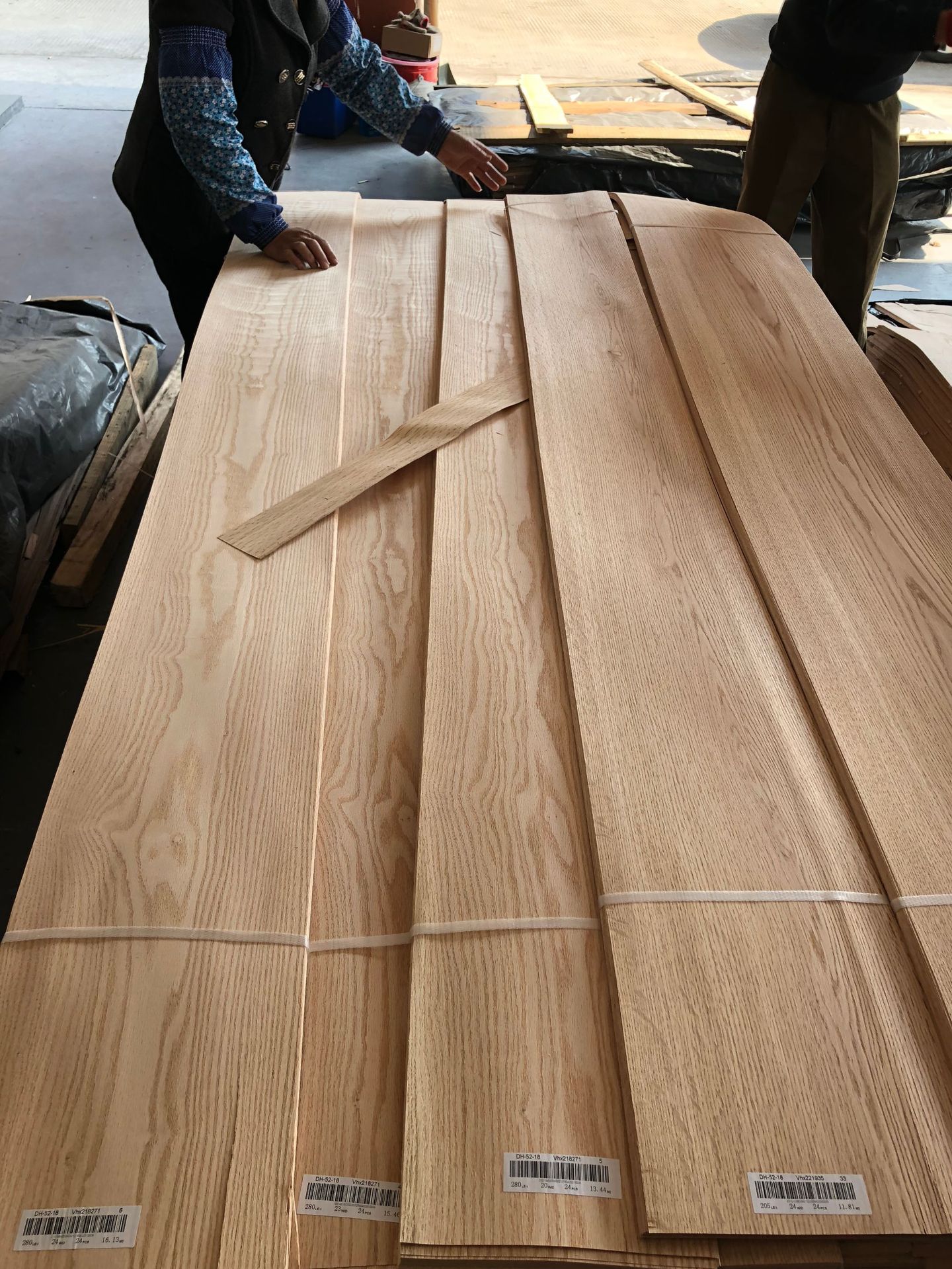 厂家直销天然红橡山纹木皮家具橱柜墙身贴面板木饰面加工木皮批发