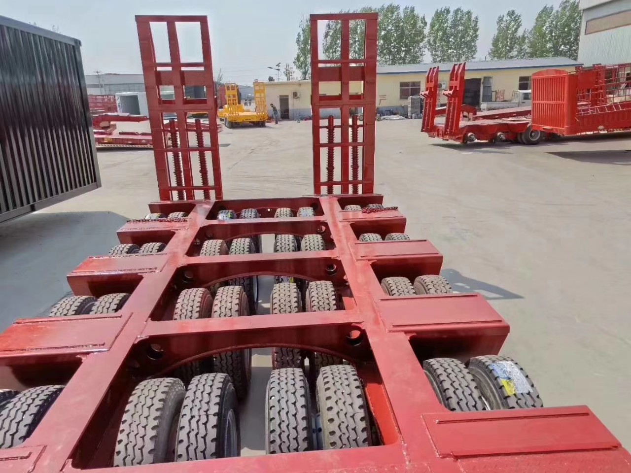 厂家直销山东骏通120吨轴线低平板半挂车