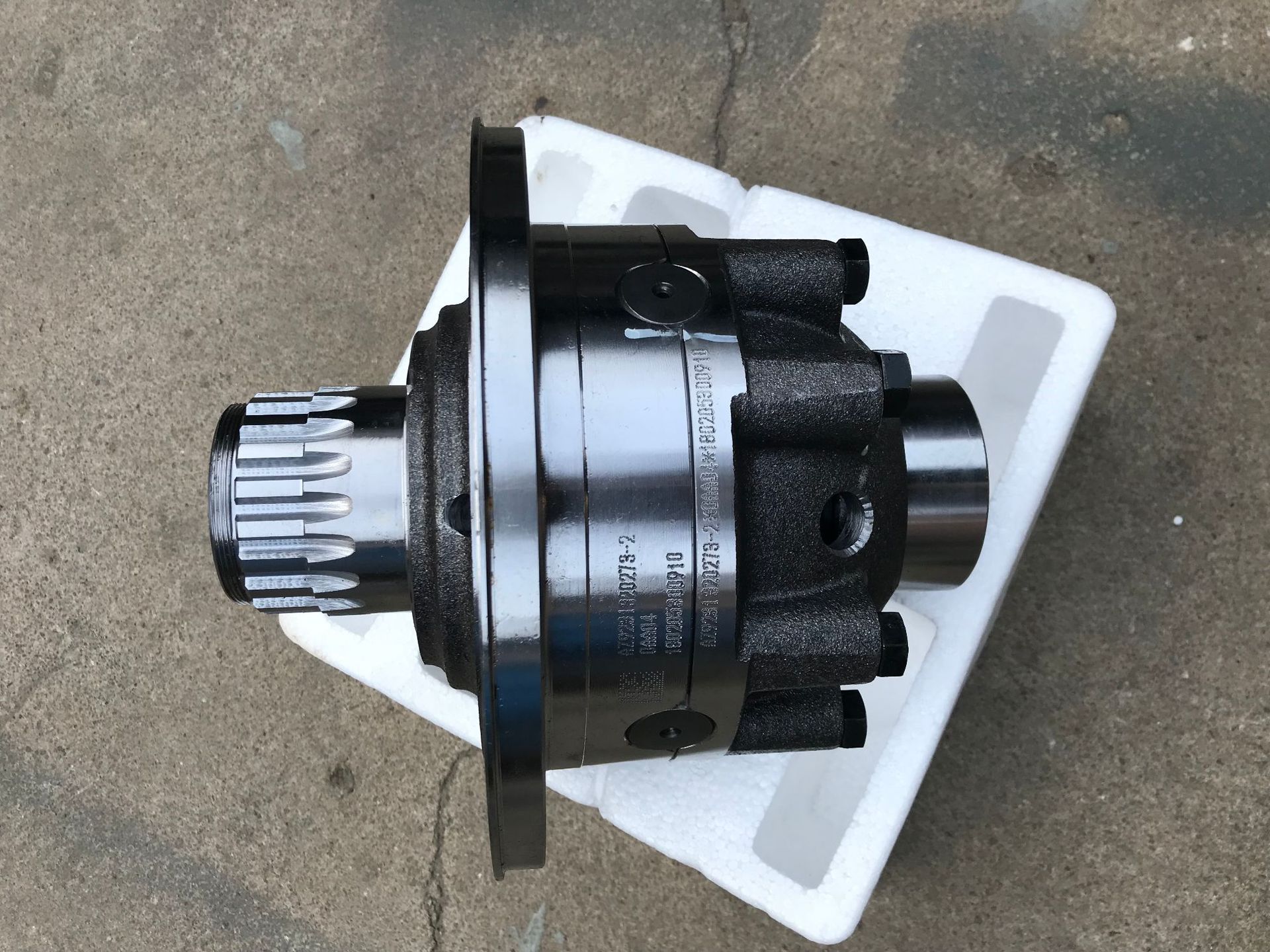 供应重汽亲人豪沃,70矿车配件az9231320273中桥轮间差速器总成