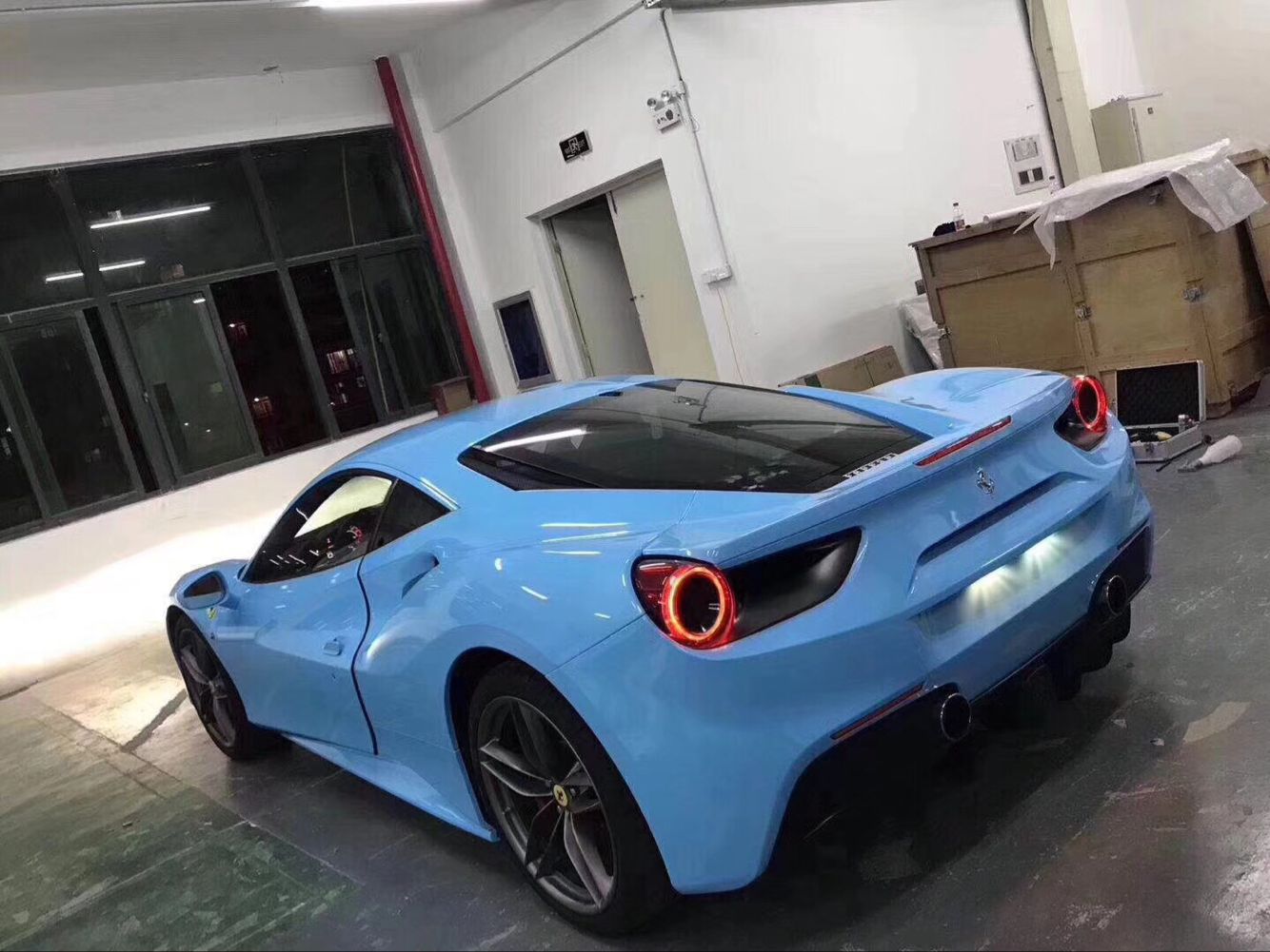 低粘 亮光三层水泥灰 高亮钢琴黑 白红蓝 亮面汽车车身贴膜