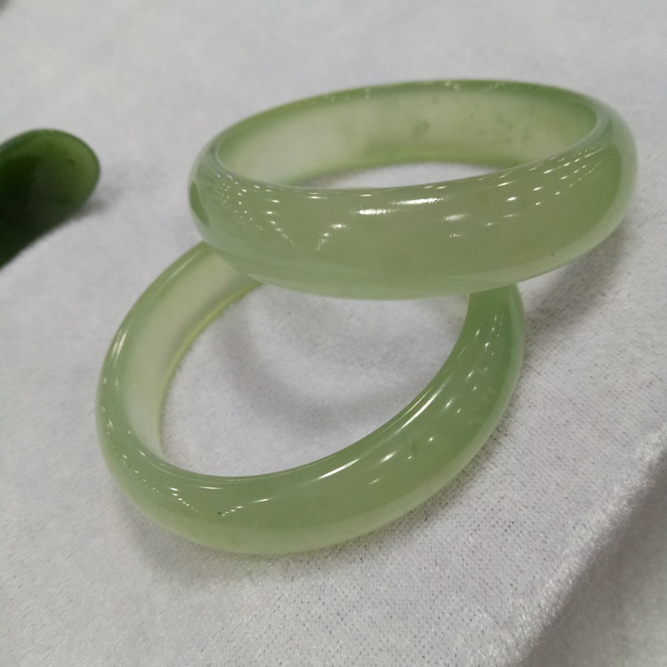 玉石高冰岫玉手镯精工打磨冰种飘花冰底浅绿色东北岫玉镯子手环