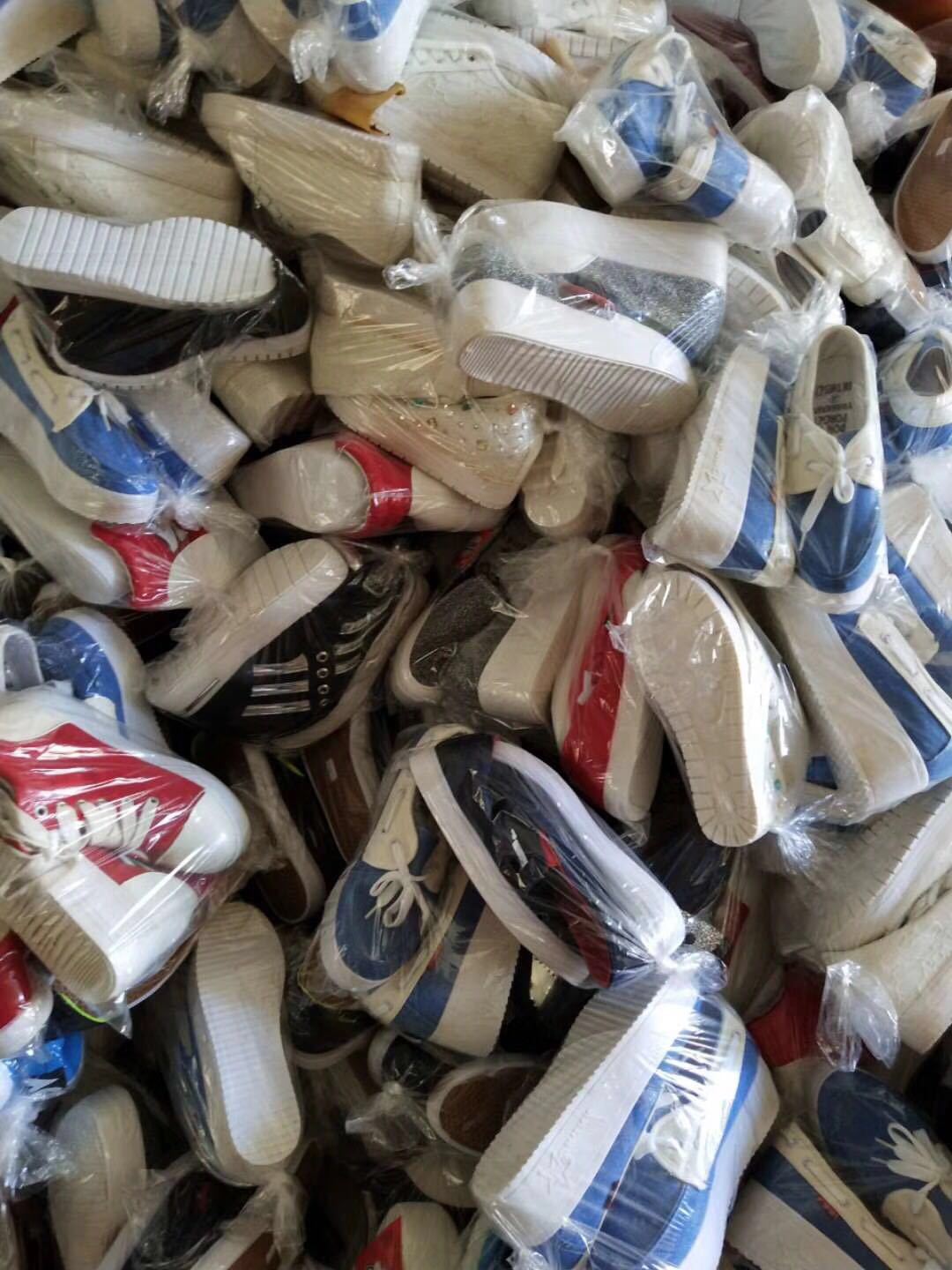 地摊鞋子厂家直销杂款女鞋2-5元库存处理鞋子低价鞋批发10元以下