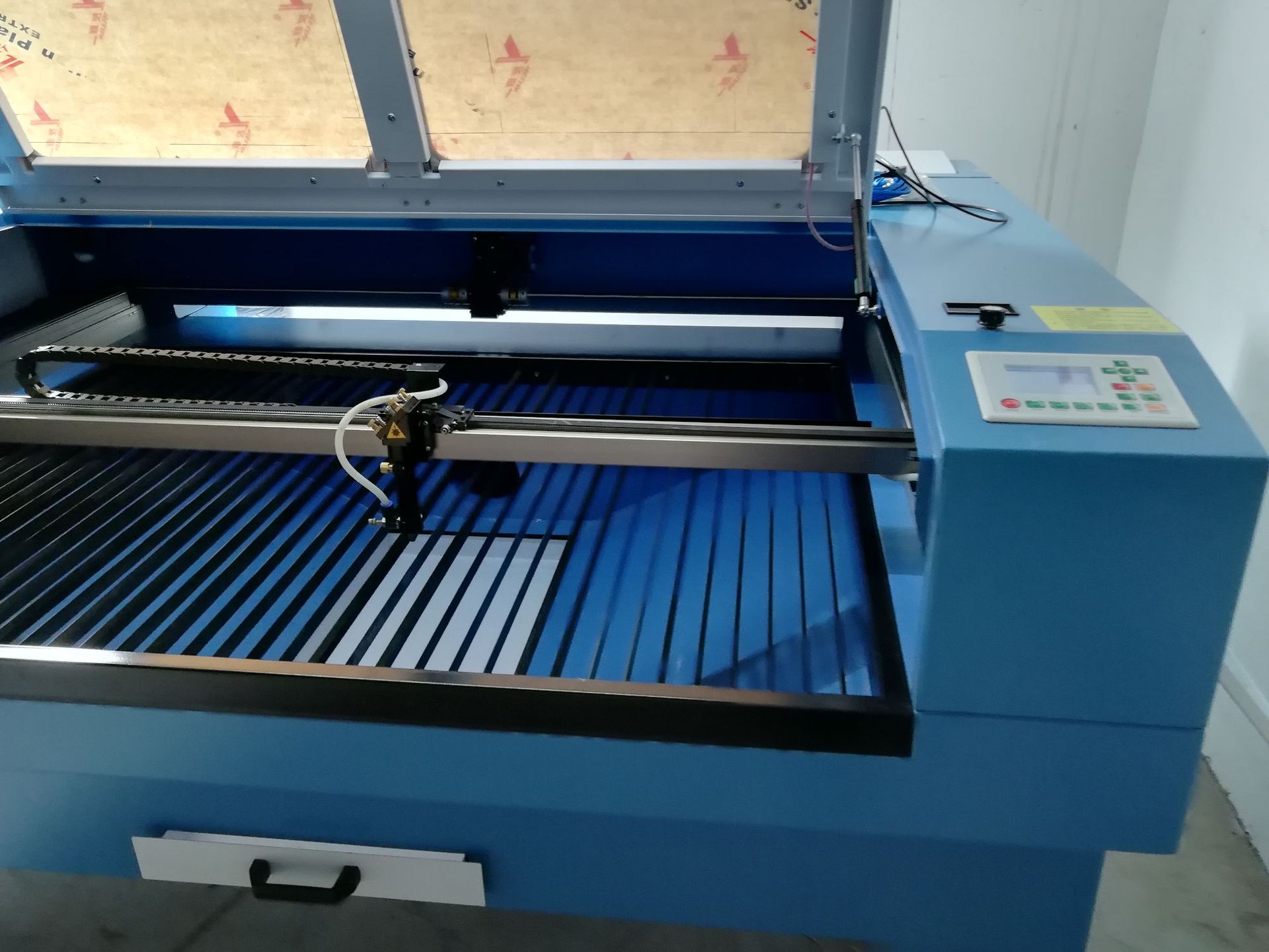 大功率激光切割机,亚克力专用激光切割机