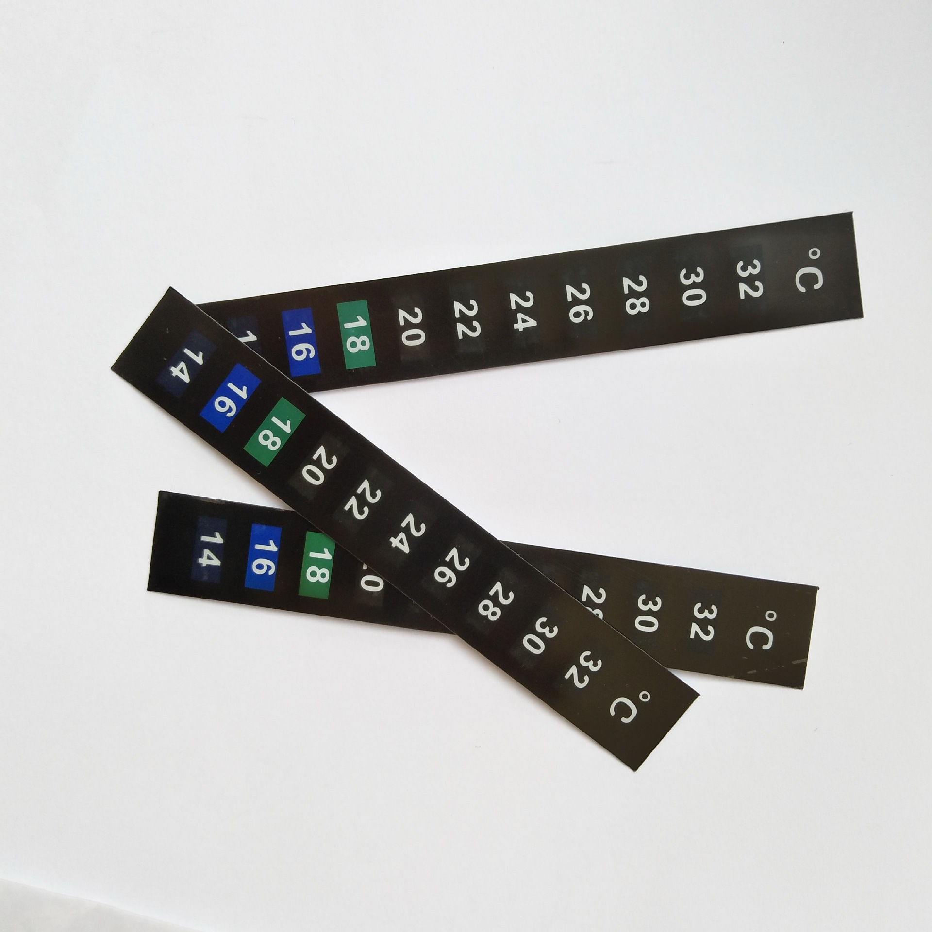 非电子液晶材质服装温度计 塑封硬膜车缝在服装上的温度计片