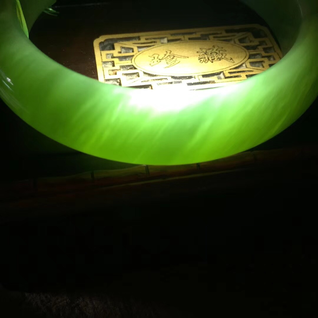 老坑俄罗斯碧玉莹光绿猫眼手镯无裂无杂结构好 细腻猫眼活灵活现
