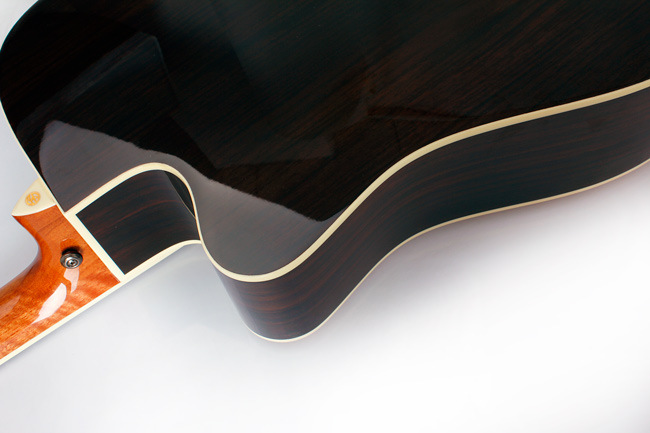 型号:d-120c 规格:41寸缺角 油漆:亮光 面板:aa英格曼云杉单板 背侧板