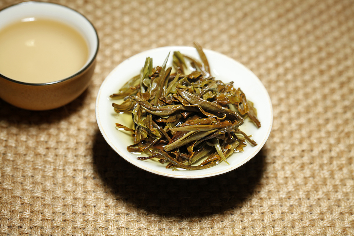 批发 云南普洱茶 2017年月光美人生茶 白茶 纯料 357g七子饼
