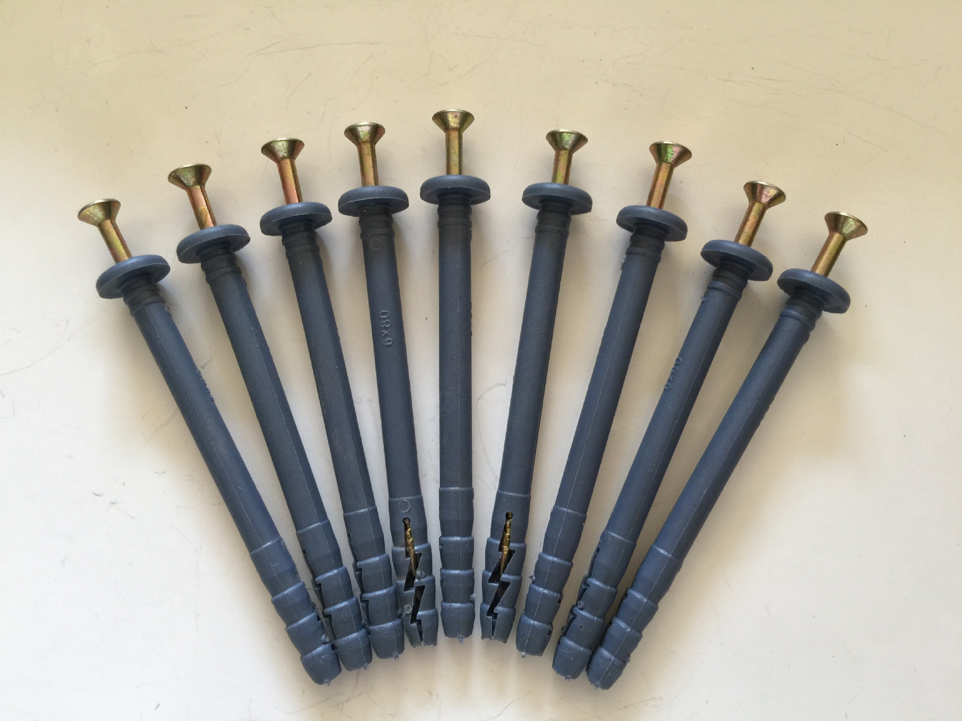 tagert尼龙胀管钉 黑色鱼型胀管钉尼龙膨胀管 胀管螺丝批发厂家