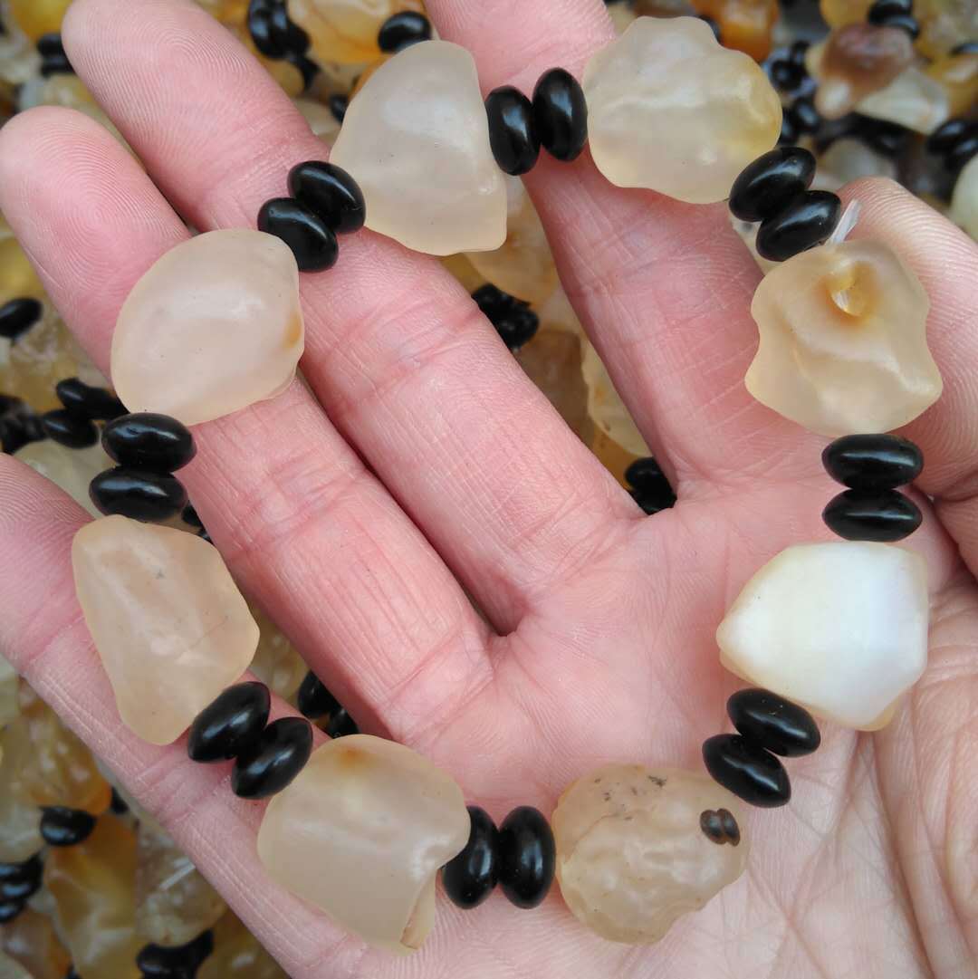 厂价供应新疆戈壁料葡萄干玛瑙手串 时尚佳品随形筋脉石手串