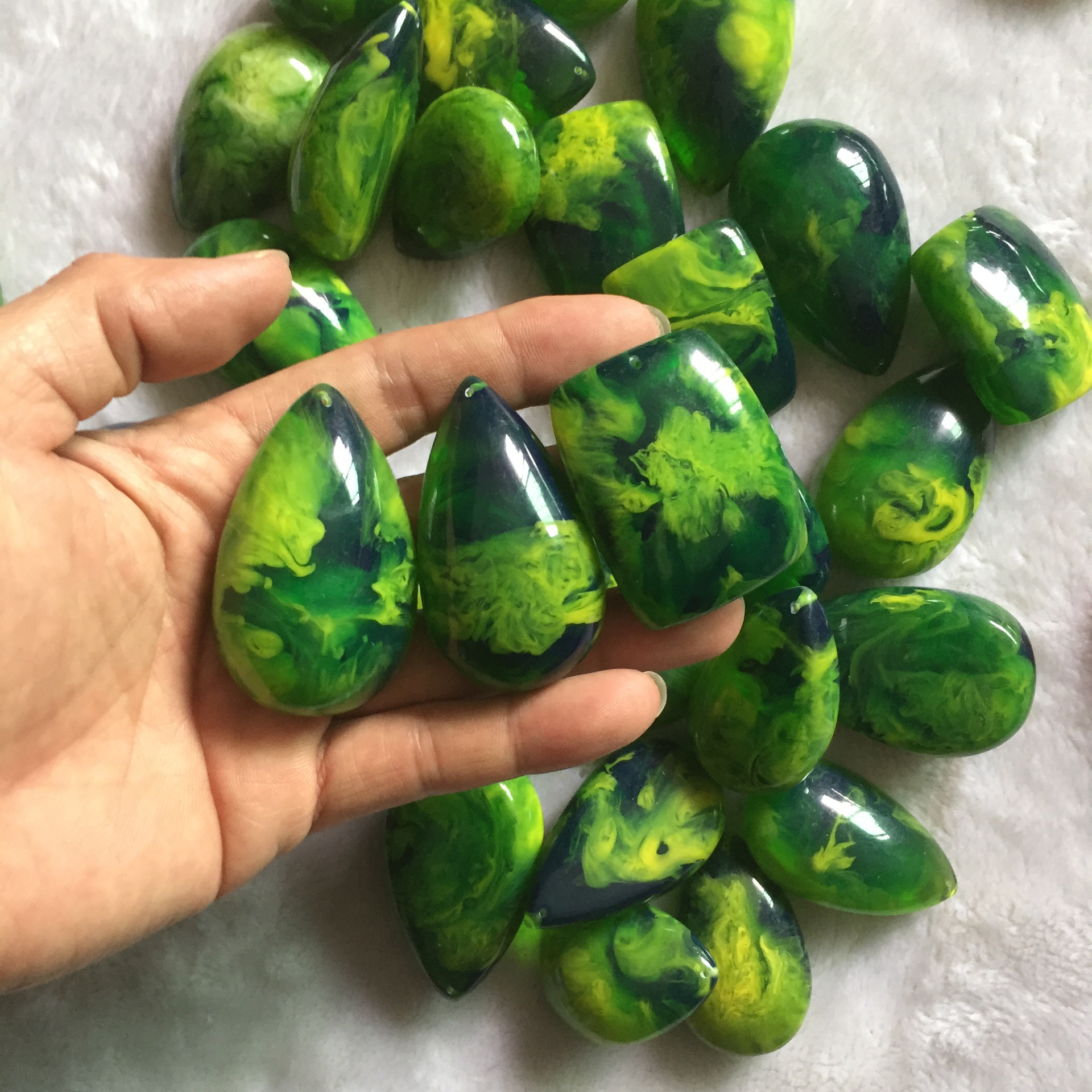 二代浮水荧光琥珀蜜蜡原石手工打磨抛光成品吊坠挂件批发