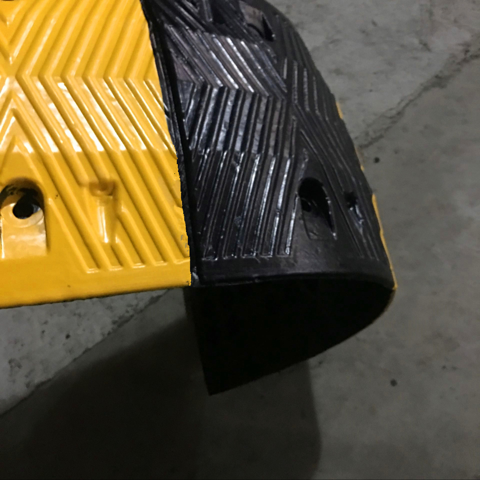 供应宏桥1000mm人字型减速带加重橡胶大缓冲坡垄停车场设施