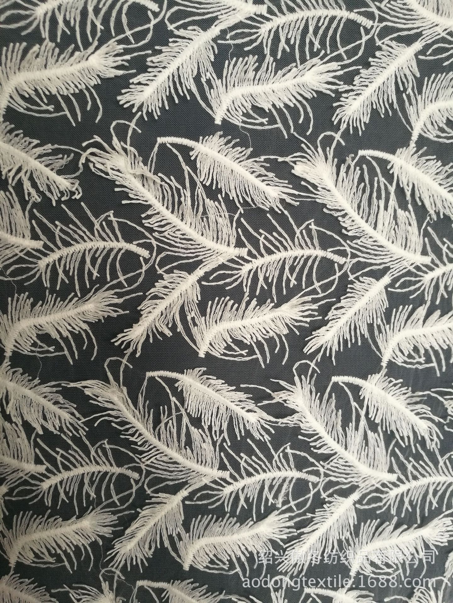 2017年流行新款厂家直销 羽毛绣花面料