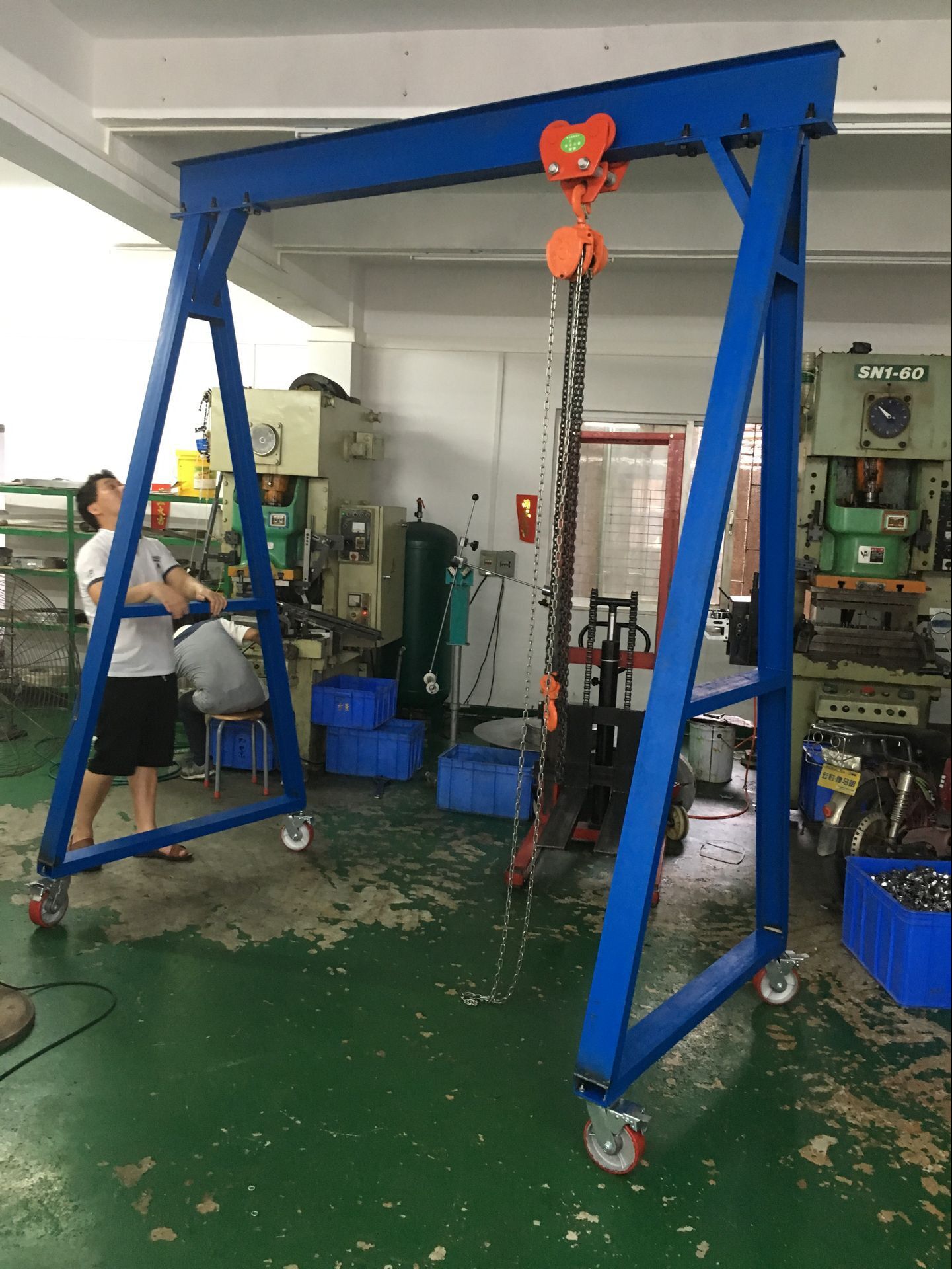 移动小龙门架吊运葫芦可选用手拉葫芦或电动葫芦,产品实用性强.