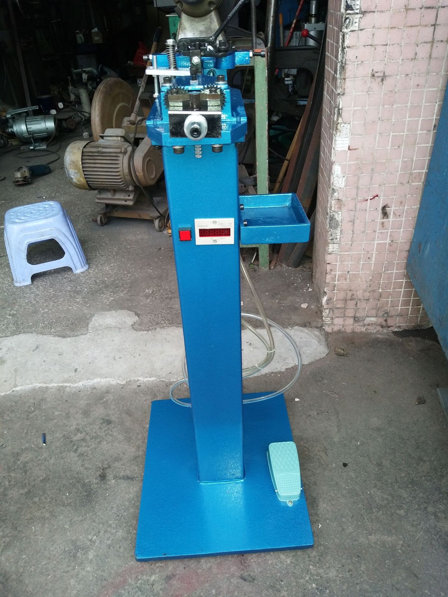 皮革机械设备皮腰带生产马仔钉机 订套机介子机 台胜皮具设备供应