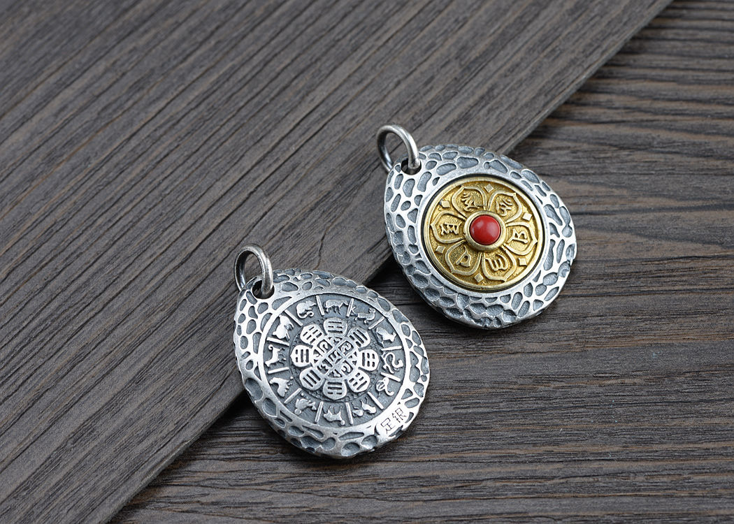 金鹿王990足银复古工艺银饰挂件男款泰银锤纹六字真言项链吊坠