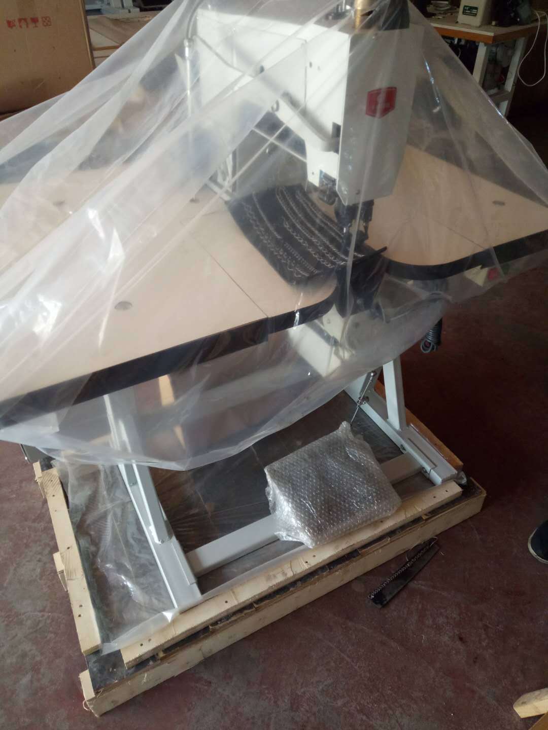 马克线机 双针鞋帮花样机 方向盘箱包花饰机 沙发汽车座垫花样机