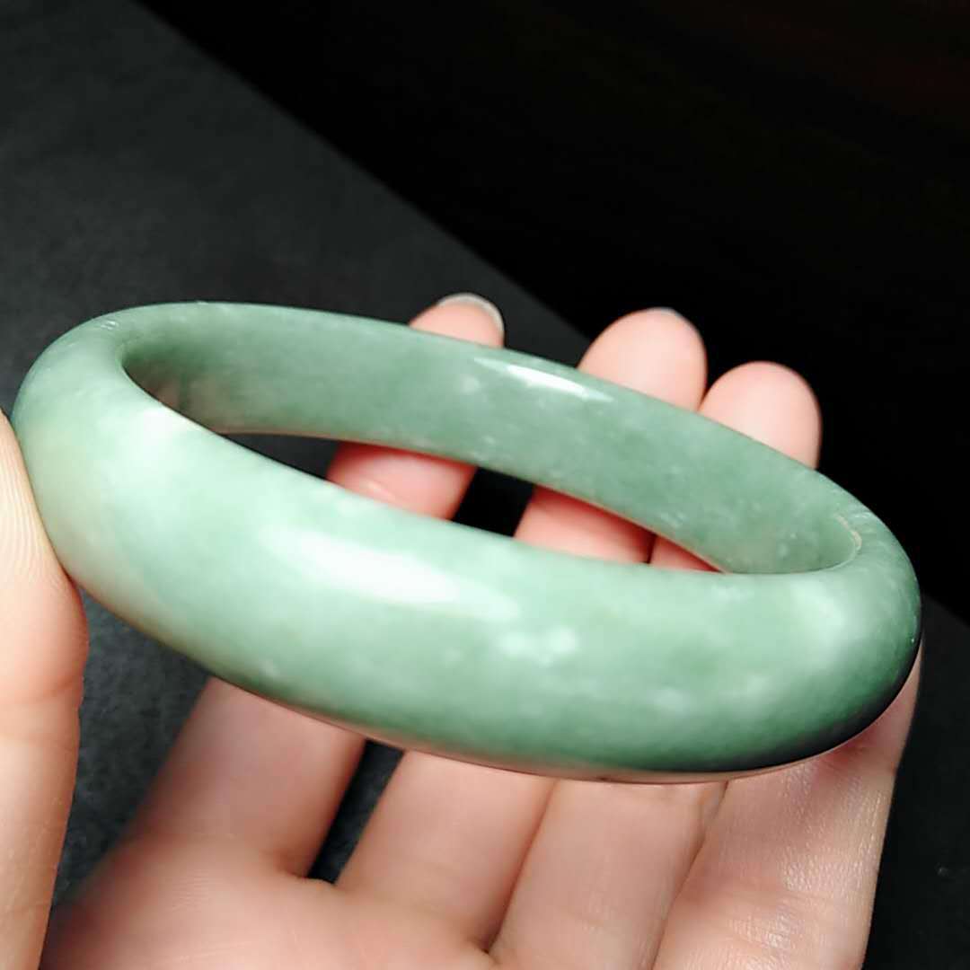 厂价特惠时尚精品贵州翠手镯 莹润油青贵州翠玉手镯