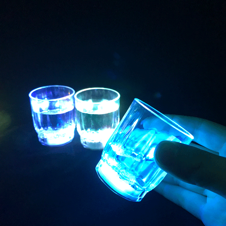 厂家批发60ml发光小酒杯白酒发光杯酒吧夜店气氛用品led闪光杯