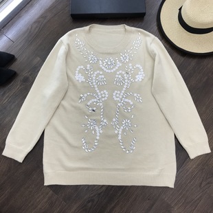 水钻钉珠针织上衣水钻设计闪闪发光融入白色珠片花朵图案凸显气质