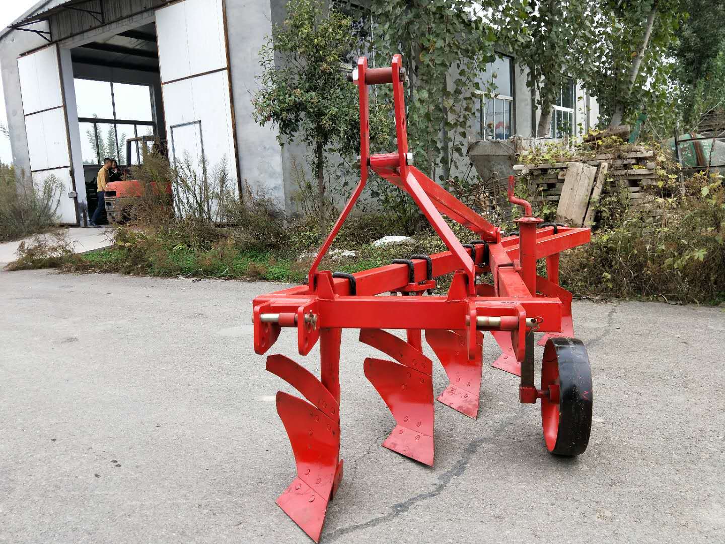 四轮拖拉机后悬挂带的三铧犁1l-325适合35马力拖拉机使用的铧犁