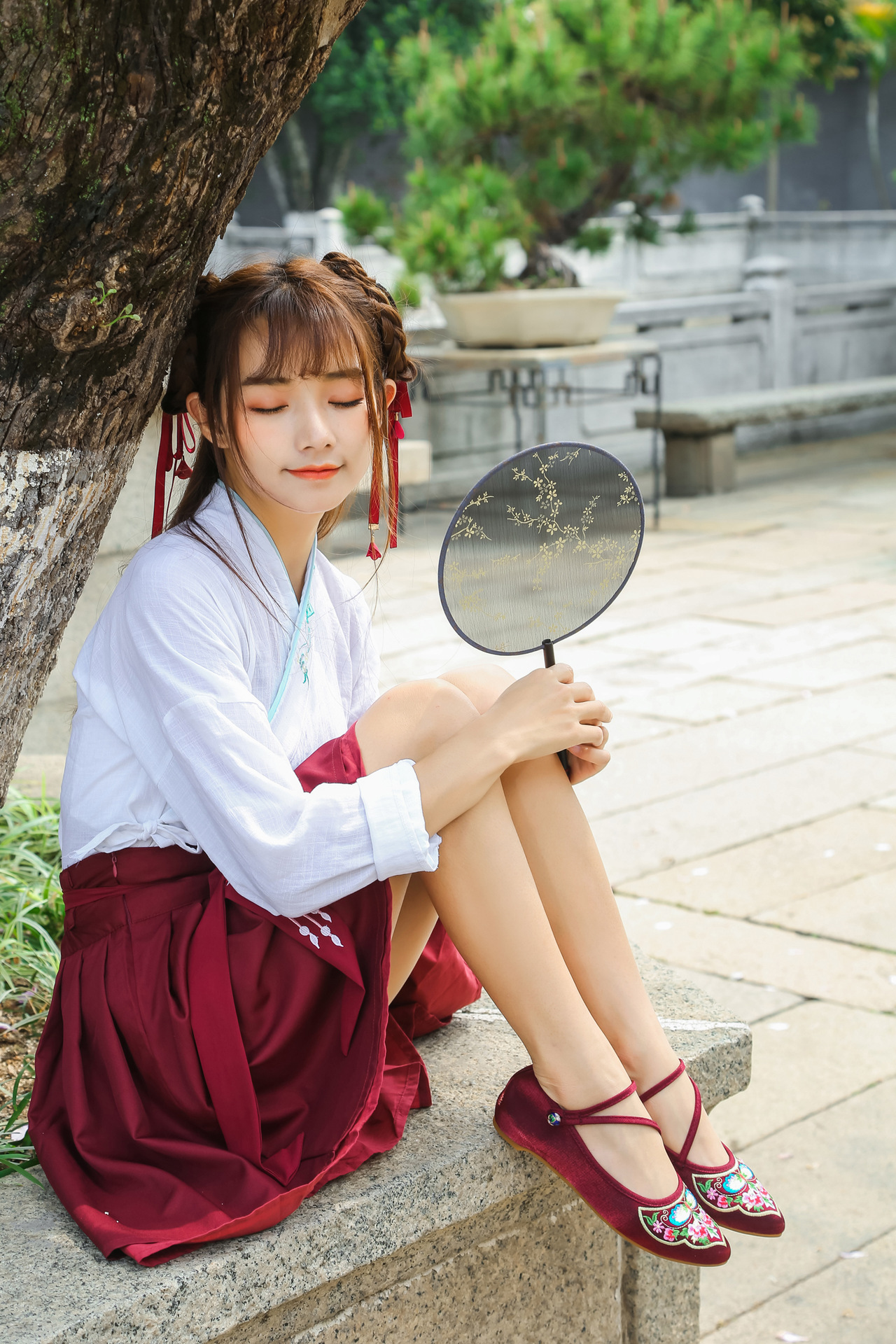 尖头景泰蓝扣子拉高身材比例显脚绣花鞋货号xq0823