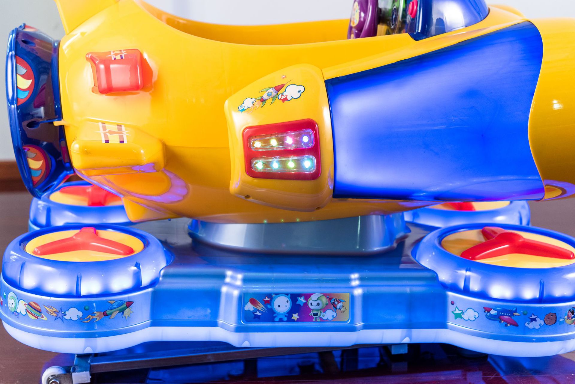 2018年新款商用儿童电动太空飞艇摇摇车 儿童投币摇摆机