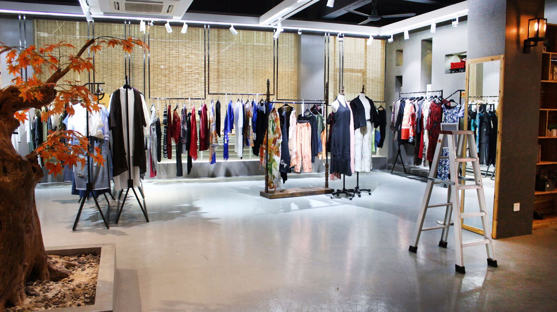 一线香港潮牌女装亮点国际品牌折扣清仓