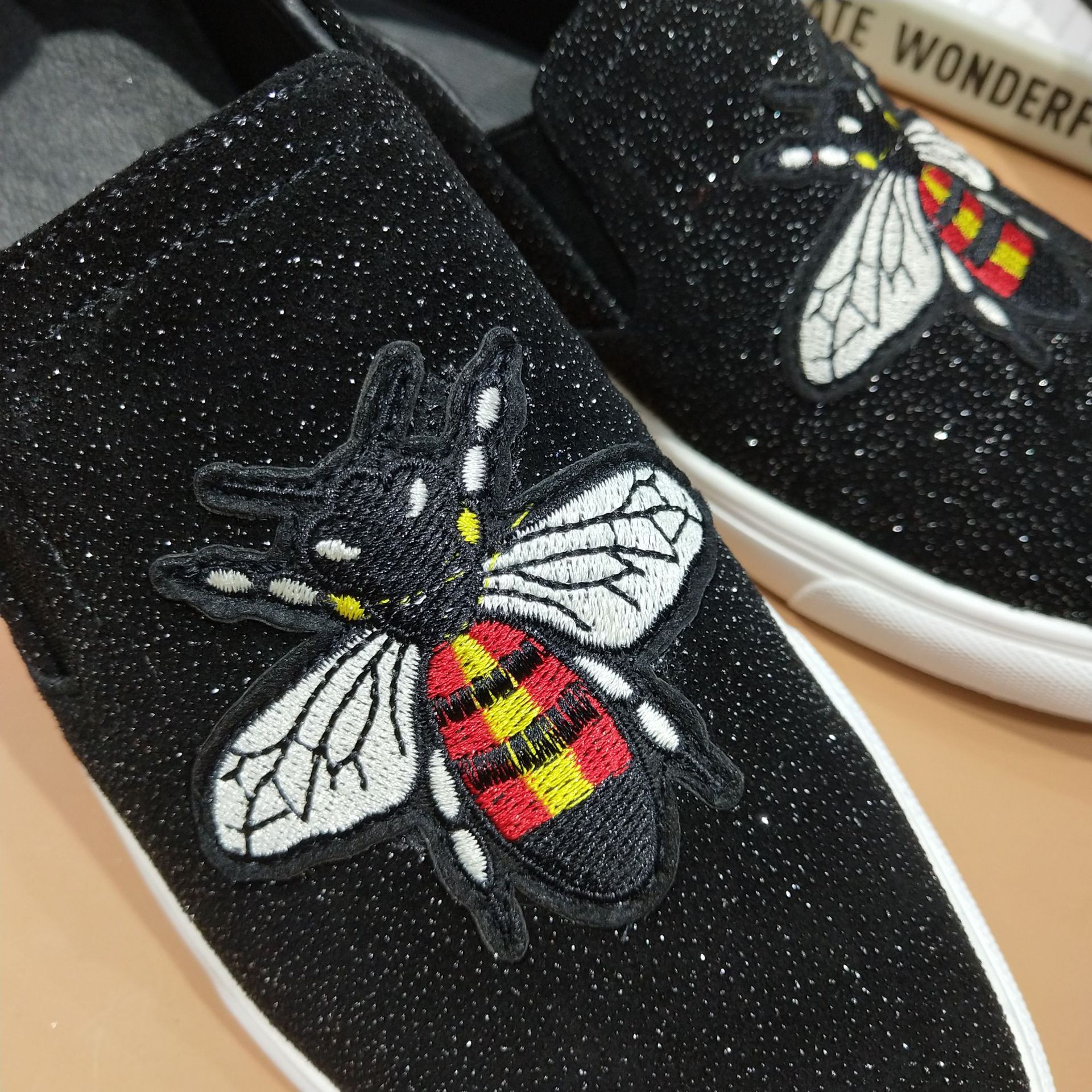 2018春季新款男鞋电绣蜜蜂男鞋百搭时尚乐福鞋羊皮滴塑新潮懒人鞋