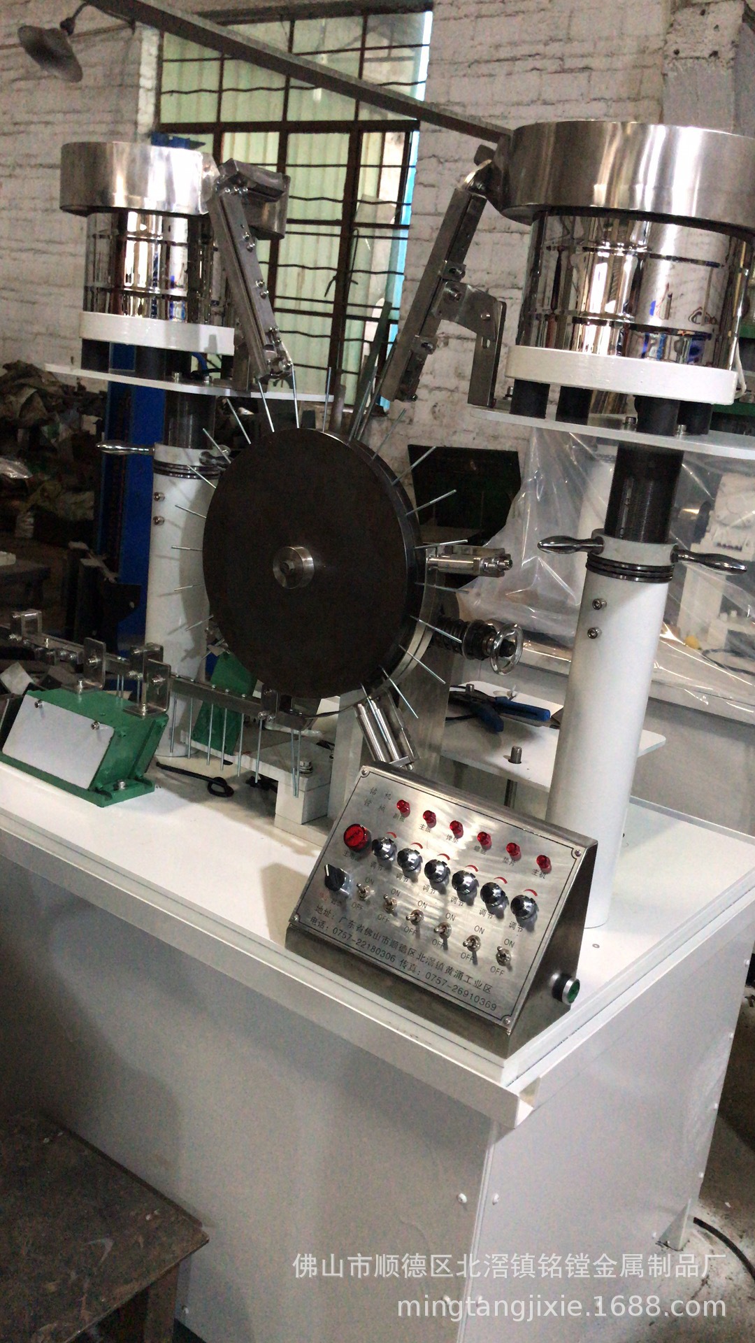 顾客提供螺丝样品,将垫片(弹垫,平垫)自动组合到螺丝或螺杆上