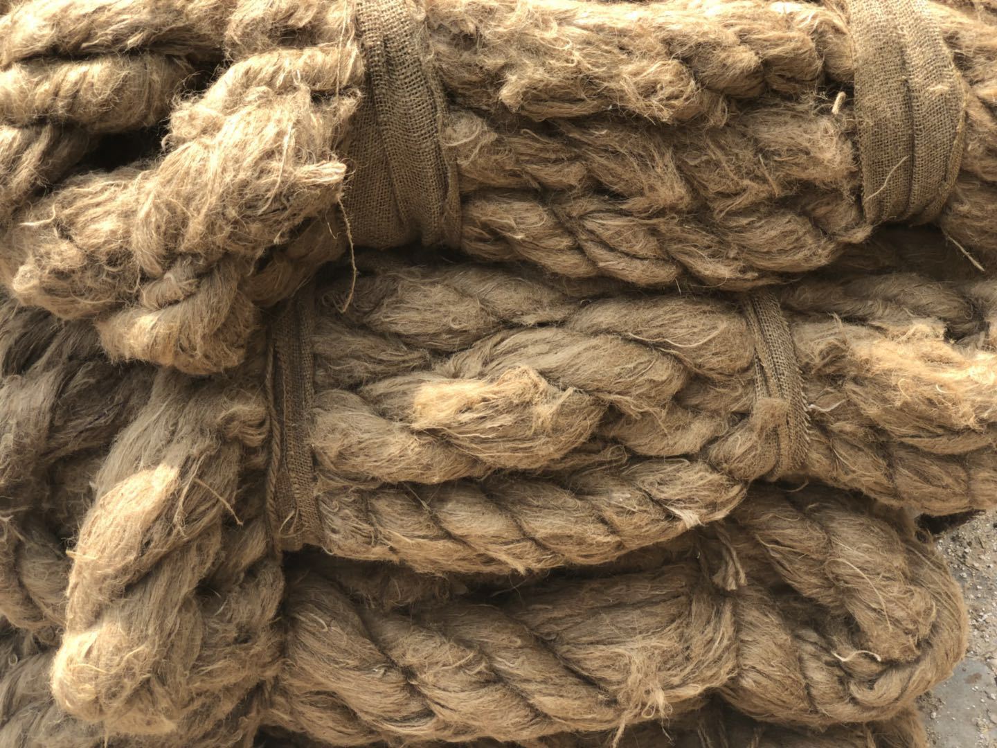 商品描述产地山东临沂主要原料油麻绳颜色麻黄色是否跨