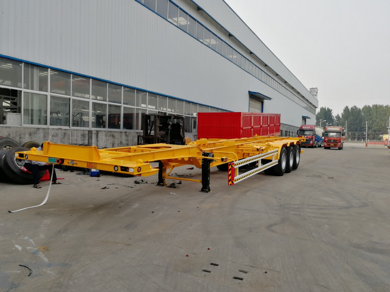 鹅颈骨架半挂车中国重汽倾力打造轻体集装箱运输车