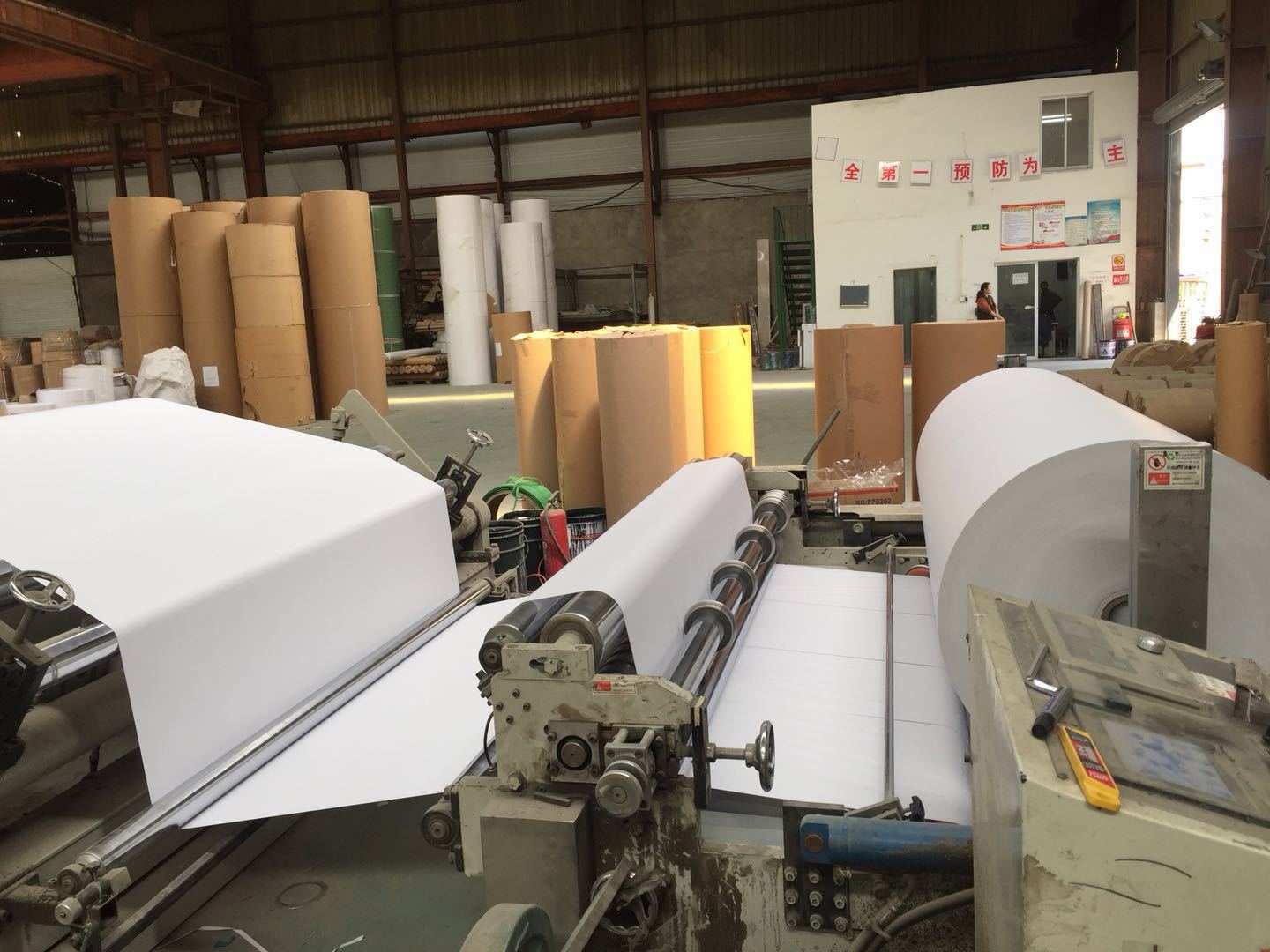 白色双胶纸卷筒书写纸,cad电脑绘图纸胶版纸批发印刷用双胶纸.