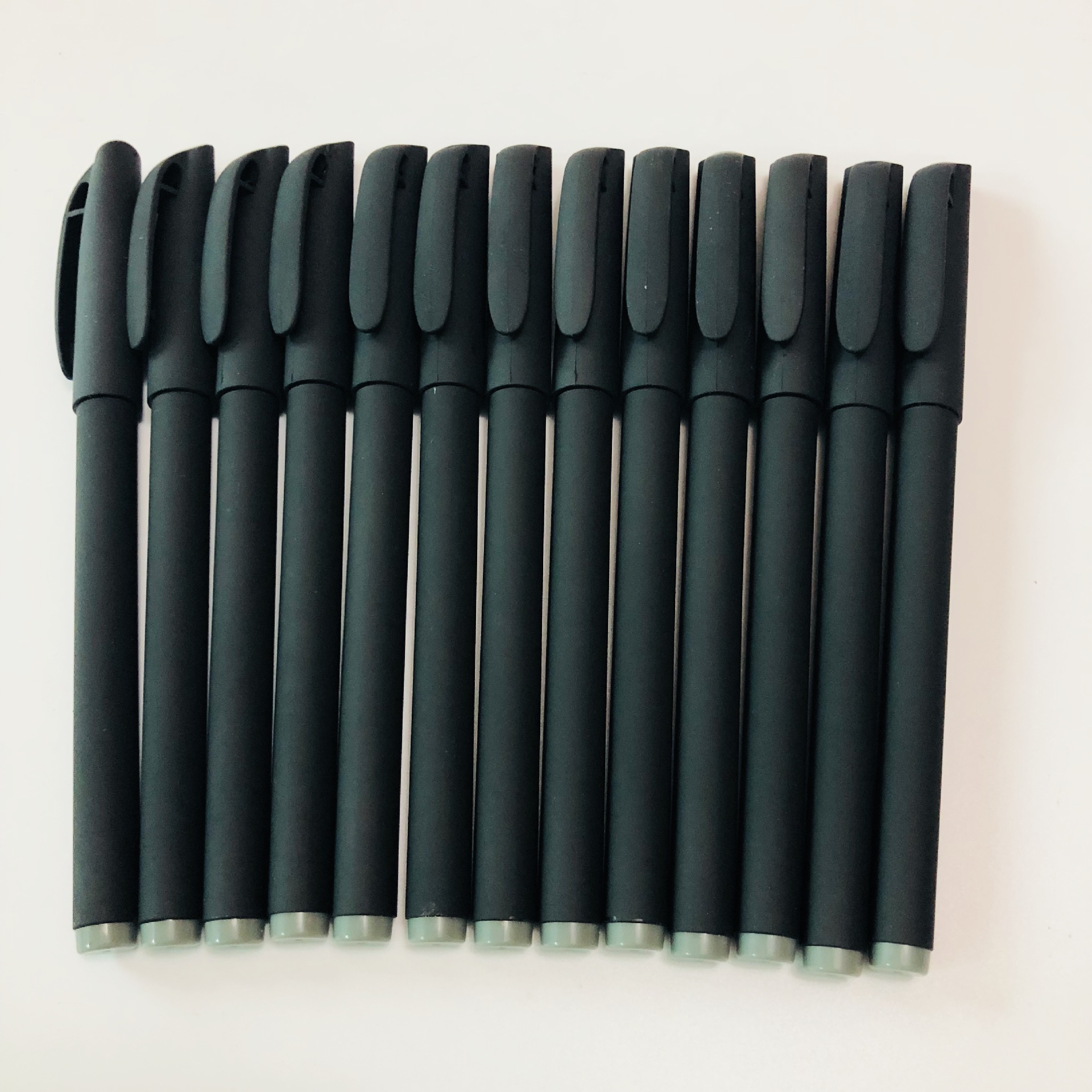 厂家批发黑色笔334中性笔,商务笔签字笔0.5mm子弹头