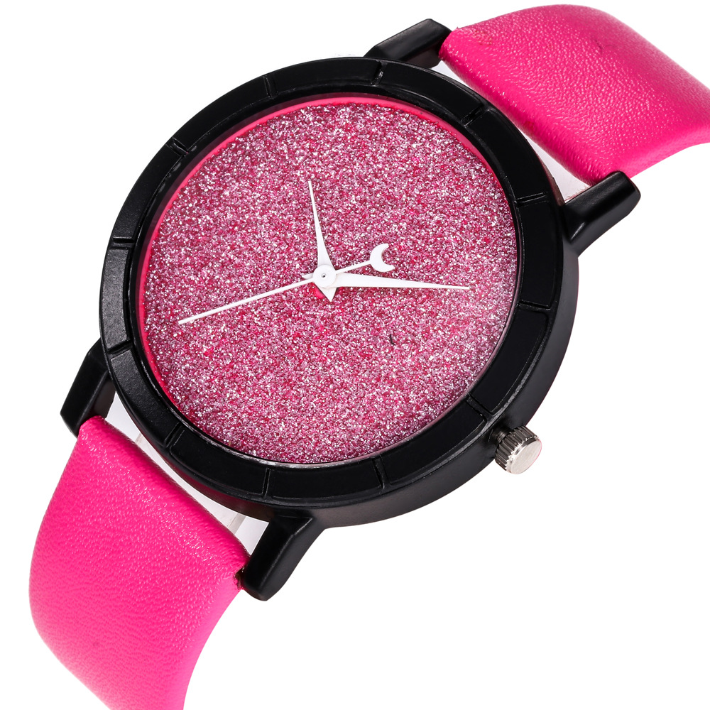 2、日本石英表有粉红色表带，表盘周围环绕着钻石状的手表