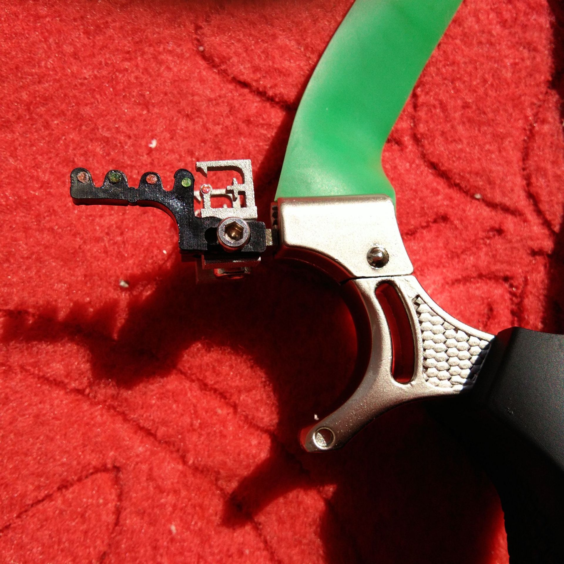 厂价直销兰博弹弓快压金属弹簧狙击瞄具户外竞技专用扁皮弹弓