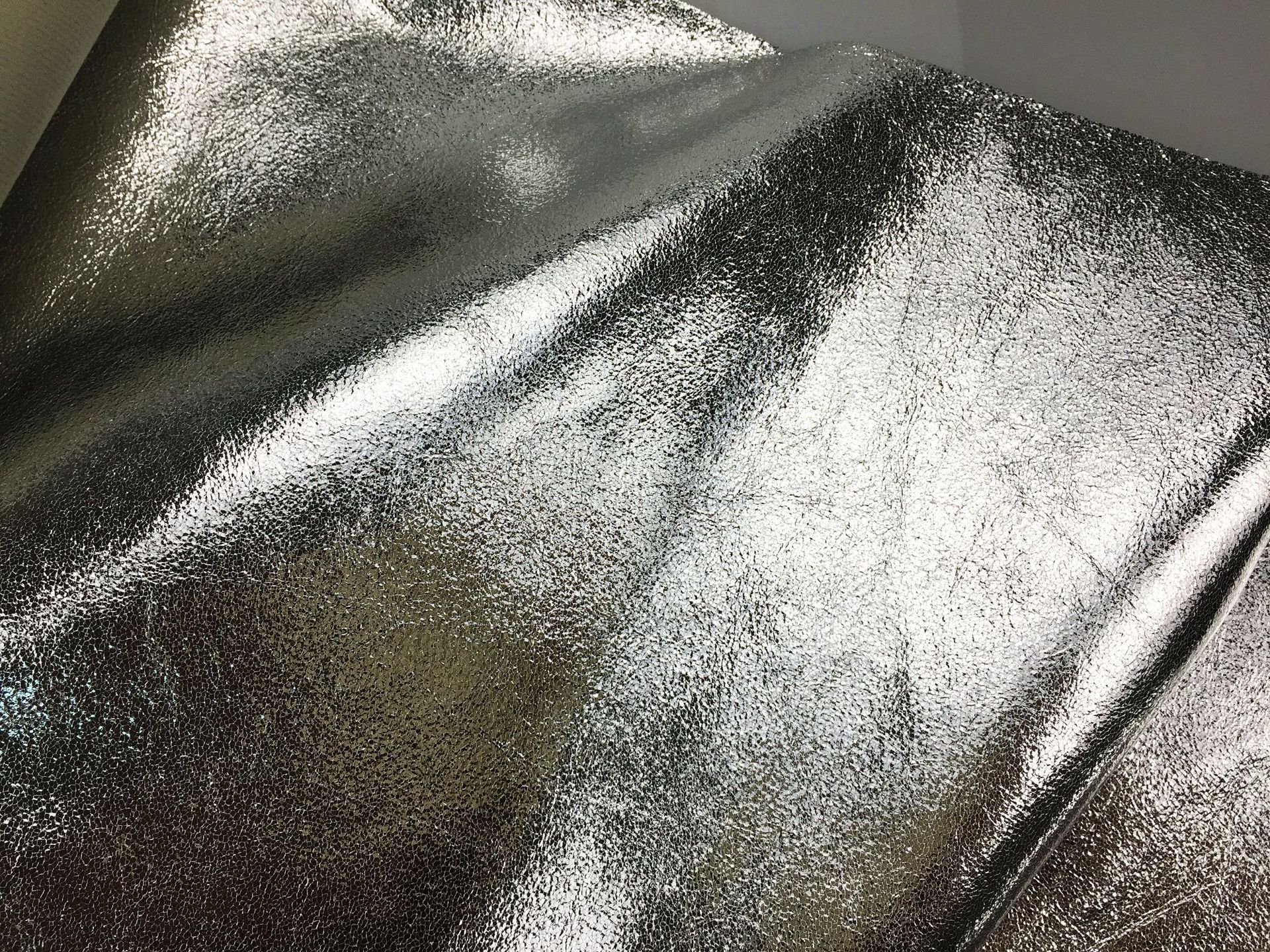 pu皮革金属爆裂纹靓丽反光小哈密瓜纹特殊材料晚会包手袋鞋帽面料