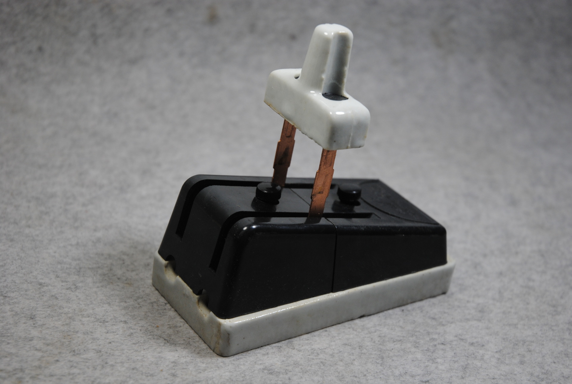 【厂家现货】kh2老式黑色闸刀瓷底2x16a半铜半铁 闸刀开关